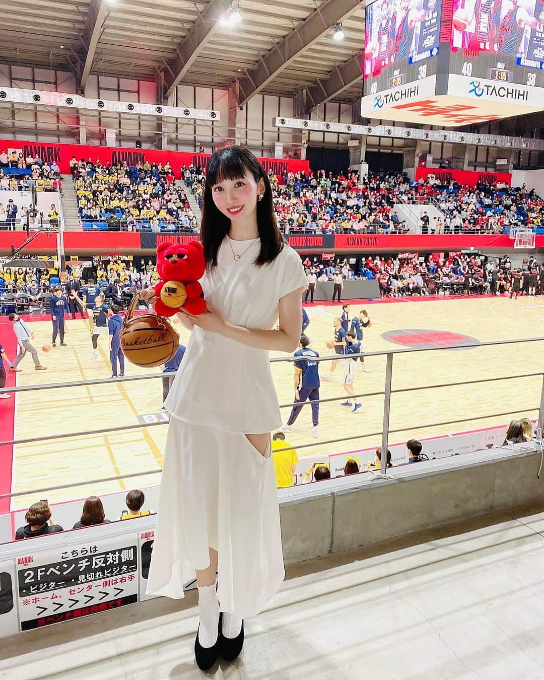 恵美さんのインスタグラム写真 - (恵美Instagram)「.  4月5日に開催された B.LEAGUE 2022-23 SEASON 第29節 #アルバルク東京 VS #宇都宮ブレックス @#アリーナ立川立飛 にご招待いただきました🏀✨  @alvark_tokyo @utsunomiyabrex_official  @b.league_official   以前お仕事でルークくんに会ったので 会場に着くなり お人形をGET🧸💕 ルークくんかわいすぎる🥹 @rook_alvarktokyo   この日のアルバルクは怪我人が続出して 8人という限られたロスターでした🥺  立ち上がり、ブレックスが3連続得点し 好調なスタート！ しかしアルバルクも連続ジャンパー、 AND1で逆転👀  ブレックスの #遠藤祐亮 選手の連続3Pシュート #比江島慎 選手のスティール、3Pシュートなど 素晴らしいプレイで会場は大盛り上がり！👏🏻  声出し応援の一体感がすごかった！📣  個人的には #青山学院大学 出身の 選手が多くて嬉しかったです🤭✨  アルバルクのスタメンの #平岩玄 選手 #セバスチャンサイズ 選手 のタフショットも印象的でした😊  最後まで気持ちの入ったプレイを見せてくれた 両チームの皆さん 本当にお疲れ様でした❣️  次は15日の アルバルク東京 VS #FE名古屋 戦に 行きます！ 皆さんも是非一緒に応援しましょう👏🏻  15日はフィギュアスケーター #小塚崇彦 さんもハーフタイムなどに 出演します！⛸️ @takakozuka   何気にこういうイベントで タカのトーク聞くの初めてだから楽しみ！😆  #バスケ #Bリーグ #スポーツ観戦 #フリーアナウンサー #恵美」4月6日 20時21分 - emi_florence819