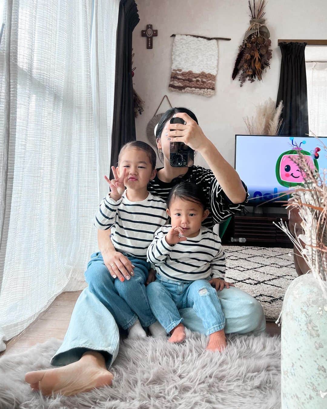 Hiiiiikoのインスタグラム：「♡ . . 3人でボーダー×デニム💙  komachiさんもちゃんとポーズしてる🥺 今日久々に3人で出かけたけど疲れたぁ😀 2人ともすごく良い子だったんだけど ぐずり出す前に早くしないと早くしないとって1人でバタバタして疲れた😀  歳っていやだなぁ😀笑 . . #親子コーデ#親子#ママコーデ#ママファッション#ファッション#コーデ#リンクコーデ#お揃いコーデ#デニムコーデ#姉妹#姉妹コーデ#2歳差#2歳差育児#3歳#3歳女の子#1歳#1歳女の子#プチプラ#プチプラコーデ#カジュアルコーデ#シンプルコーデ」