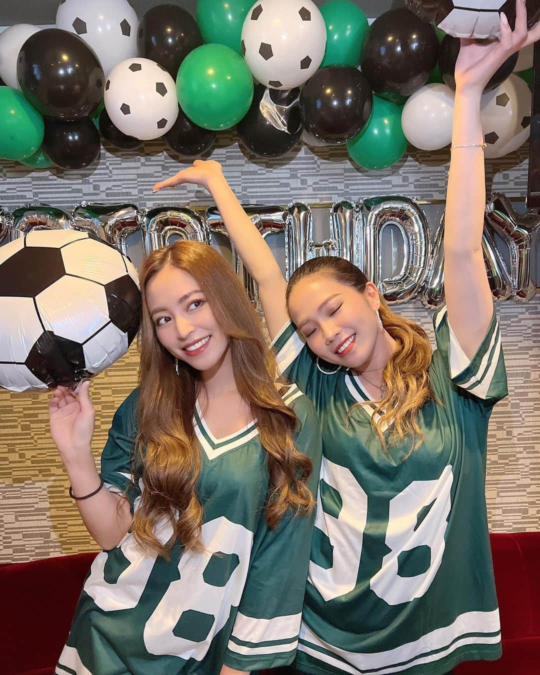 新垣樹里さんのインスタグラム写真 - (新垣樹里Instagram)「𝘀𝗼𝗰𝗰𝗲𝗿⚽️𝘁𝘄𝗶𝗻𝘀  #しんがき姉妹降臨 #リンクコーデ」4月6日 20時24分 - juristagram0114