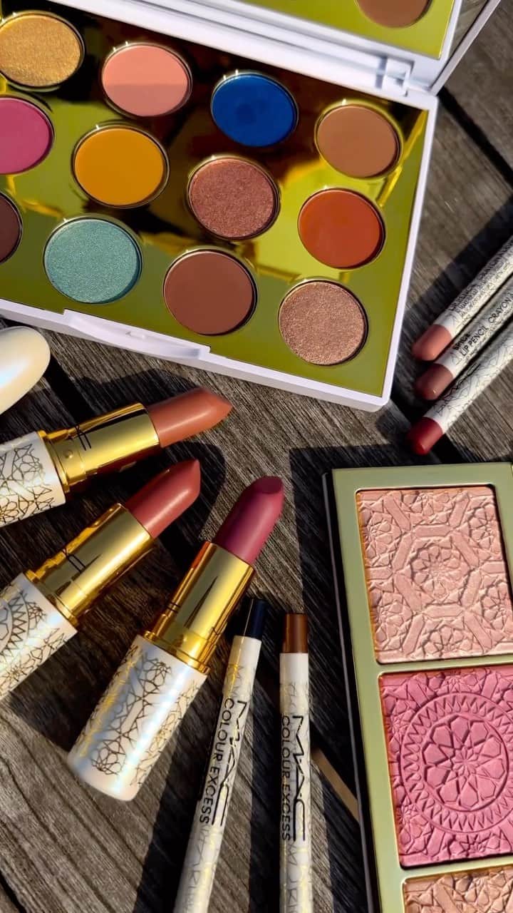 M∙A∙C Cosmetics Japanのインスタグラム：「#春メイク を鮮やかに、魅惑的に彩る限定カラーコレクション【M･A･C パール エッセンス】🐚🫧 モザイク模様をあしらったアラビアンテイストのパッケージにも注目🤍   ✨エクストラ ディメンション トリオ: パールエッセンス（限定1種） ✨アイシャドウ × 12: パールエッセンス（限定1種） ✨リップスティック（全4色、うち限定3色） ✨リップ ペンシル（全４色） ✨M·A·C カラー エクセス ジェル ペンシル（全3色） ✨M·A·C スタック マスカラ: ブラック スタック ✨#239SES / 286SES デュアルエンディッド ブラシ ✨フィックス+ オリジナル  Regram from @make_up_seira #MACPEARLESCENCE #MACパールエッセンス #MACコスメ #限定コスメ #新作コスメ」