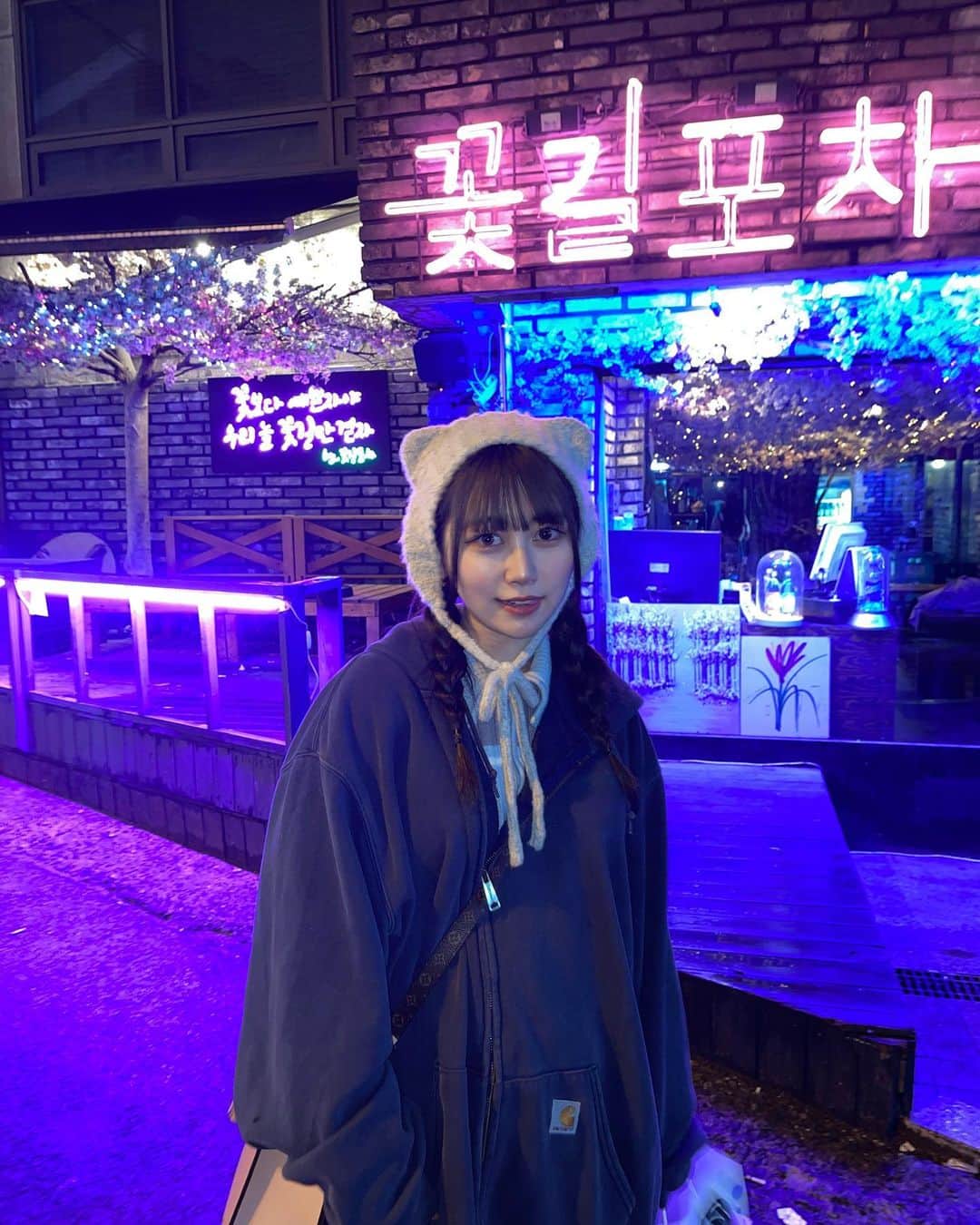 のインスタグラム：「韓国行ってきたよ〜🇰🇷 外国自体4年ぶりでした◎ 親友に逢いに行く旅！！4日間お世話なりましたෆ˚* は〜楽しかった(՞ ܸ. .ܸ՞)  今日から韓国投稿ばっかです☪︎⋆｡˚✩  #홍대 #홍대카페 #고양이모자 #일본패션 #일본인 #오오티디 #弘大 #韓国旅行 #y2kファッション #猫耳 #ファッション #韓国ファッション #Japanesegirl #ootd #koreatrip #Japanesefashion」
