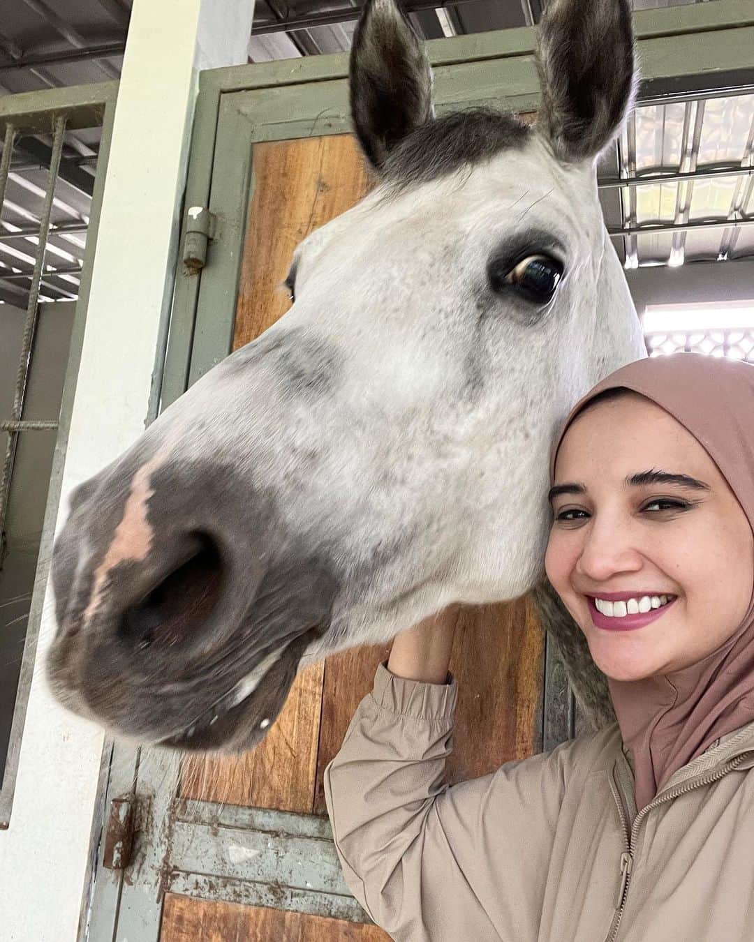 Zaskia Sungkarのインスタグラム：「Kamira yang kangen maminya @shireensungkar , video call lgsng nyium screen 🤣 masyaAllah Tabarakallah」