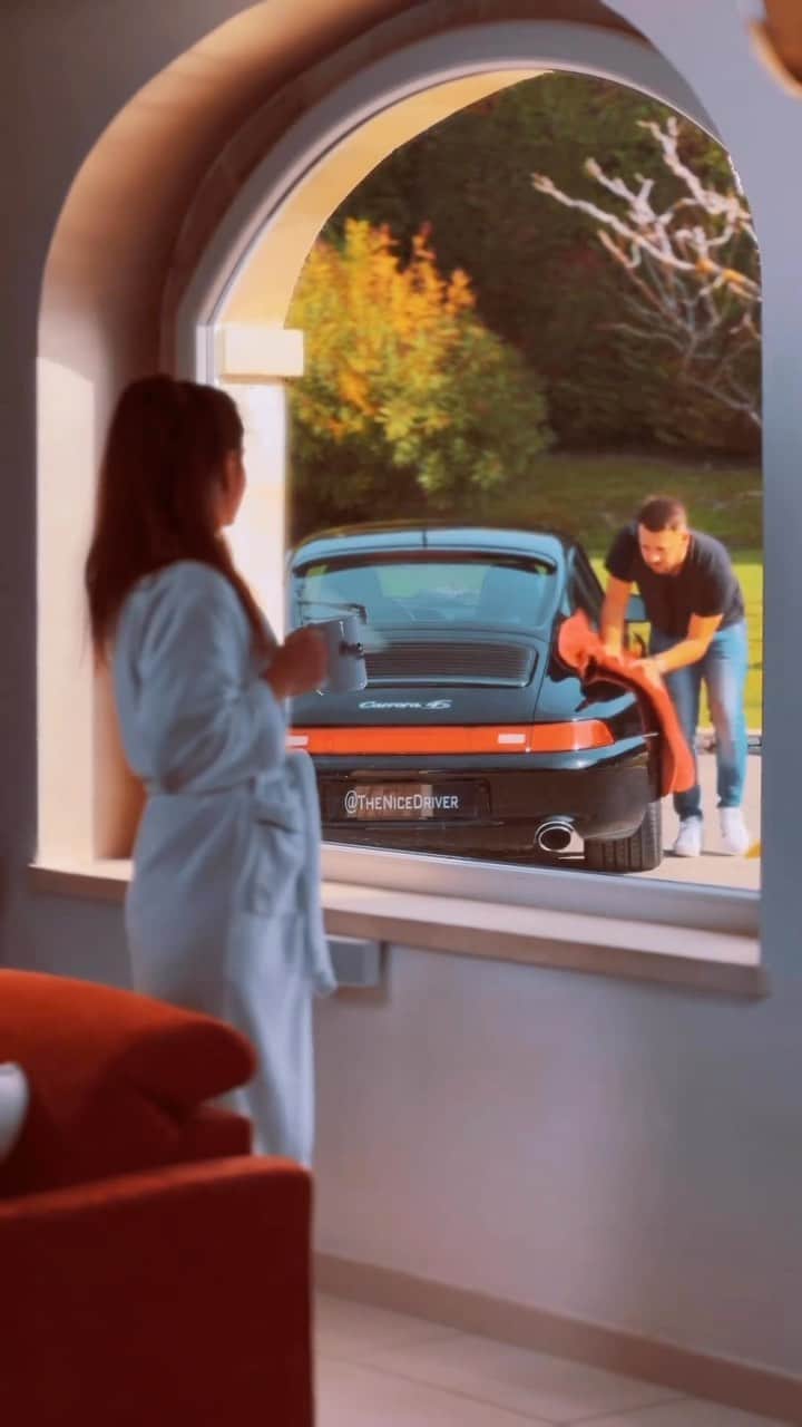WATCHMANIAのインスタグラム：「@thenicedriver 🎥  #porsche #classicporsche #porsche993 #carrera4s」