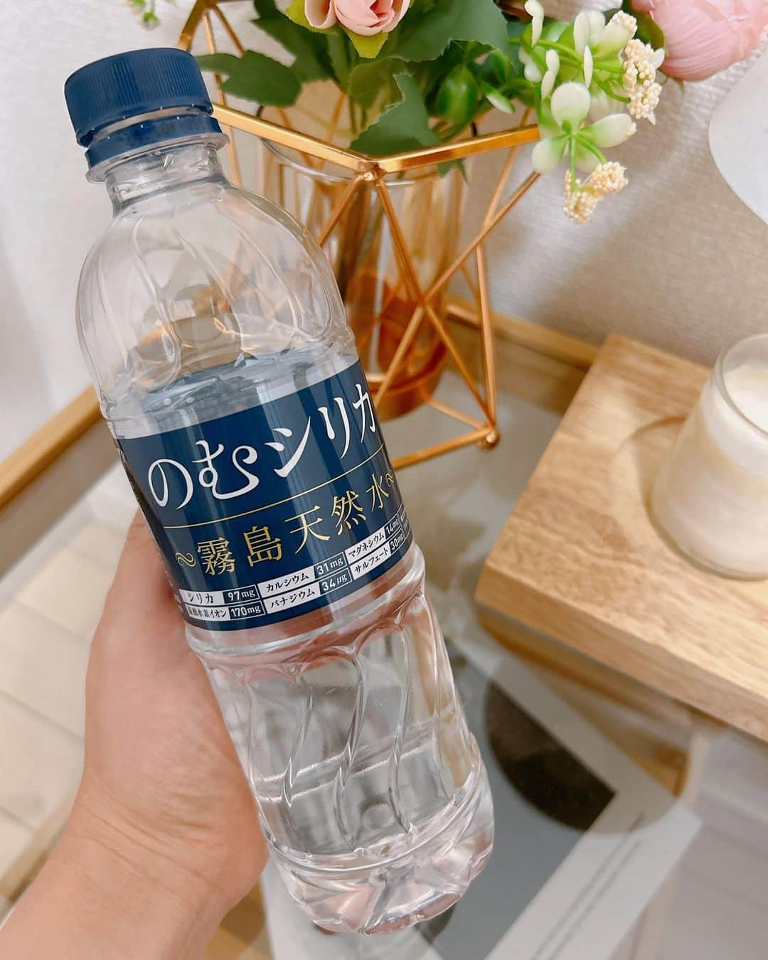 上坂由莉さんのインスタグラム写真 - (上坂由莉Instagram)「安定の、のむシリカ💧 温かくなってヨガやコアトレのレッスン中も 水分摂取量が増えきました🧘‍♀️ ⁡ ⁡ のむシリカは中硬水なのに軟水みたいに飲みやすい🫧 1番嬉しいのが成分も人工的に添加してないのに 4大ミネラルの含有量が多い点です🫶 お肌への水分量を高めたりと、 日々の健康や美容面にも嬉しい事たくさん🪞 ⁡ ⁡ 春に向けて冬の溜め込んだ物をデトックス！ 今年もやってる20%OFF期間！！😌 2023年4/1〜2023年5月30日までなのでお早めに！！ @nomusilica_offical ⁡ ⁡ #のむシリカ #シリカ #シリカ水 #ミネラル豊富 #美容と健康 #健康維持 #美肌維持 #supported #ナチュラルミネラルウォーター #霧島天然水 #ケイ素 #ヨガ #ヨガ講師 #ヨガインストラクター #京都ヨガ #ヨガウェア #オンラインヨガ #ウェルネス #ヘルシーライフ」4月6日 20時28分 - yuri_yoga.727