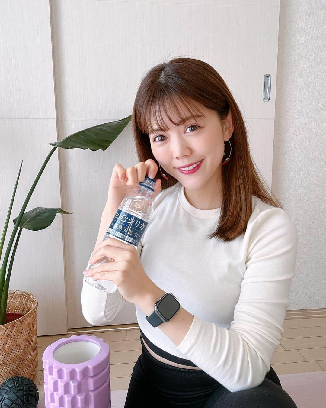 上坂由莉さんのインスタグラム写真 - (上坂由莉Instagram)「安定の、のむシリカ💧 温かくなってヨガやコアトレのレッスン中も 水分摂取量が増えきました🧘‍♀️ ⁡ ⁡ のむシリカは中硬水なのに軟水みたいに飲みやすい🫧 1番嬉しいのが成分も人工的に添加してないのに 4大ミネラルの含有量が多い点です🫶 お肌への水分量を高めたりと、 日々の健康や美容面にも嬉しい事たくさん🪞 ⁡ ⁡ 春に向けて冬の溜め込んだ物をデトックス！ 今年もやってる20%OFF期間！！😌 2023年4/1〜2023年5月30日までなのでお早めに！！ @nomusilica_offical ⁡ ⁡ #のむシリカ #シリカ #シリカ水 #ミネラル豊富 #美容と健康 #健康維持 #美肌維持 #supported #ナチュラルミネラルウォーター #霧島天然水 #ケイ素 #ヨガ #ヨガ講師 #ヨガインストラクター #京都ヨガ #ヨガウェア #オンラインヨガ #ウェルネス #ヘルシーライフ」4月6日 20時28分 - yuri_yoga.727