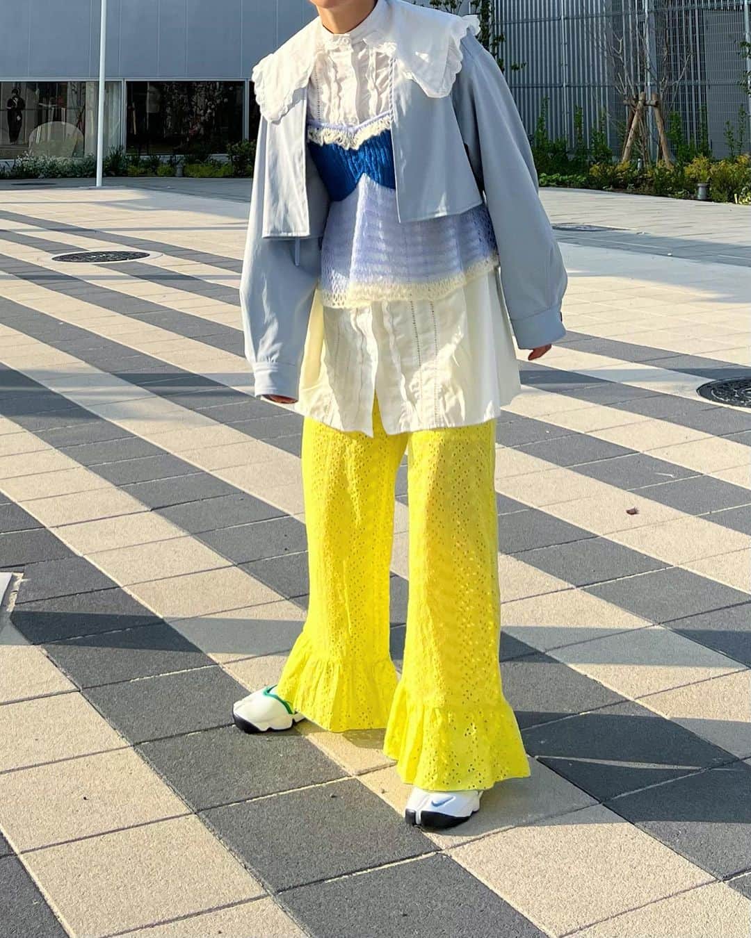 光永さんのインスタグラム写真 - (光永Instagram)「快晴の春レイヤードコーデ🩵🍋 丈感でだいぶ遊び効かせてます◎ ビスチェの色の切り替え好み過ぎる。 んでから、ズボンの裾ピラピラの可愛さ🫨🩷 いや〜この春は服買い過ぎてますね。 (早速新しくできた#幕張豊砂駅 で撮ってもらった😂 📷辻井) ㅤㅤㅤㅤㅤㅤㅤㅤㅤㅤㅤㅤ ビスチェ：#atmospink パンツ：#dearsisterhood  ボレロ：#CLANE シャツ：#17kg スニーカー：#nike ㅤㅤㅤㅤㅤㅤㅤㅤㅤㅤㅤㅤ ㅤㅤㅤㅤㅤㅤㅤㅤㅤㅤㅤㅤ #ootd #春コーデ #レイヤードコーデ #春服コーデ #カラフルコーデ #ボレロ #レースパンツ #カラーパンツ #ビスチェコーデ #ショートヘアアレンジ #ショートパーマ #エアリフト」4月6日 20時28分 - hinata_official__