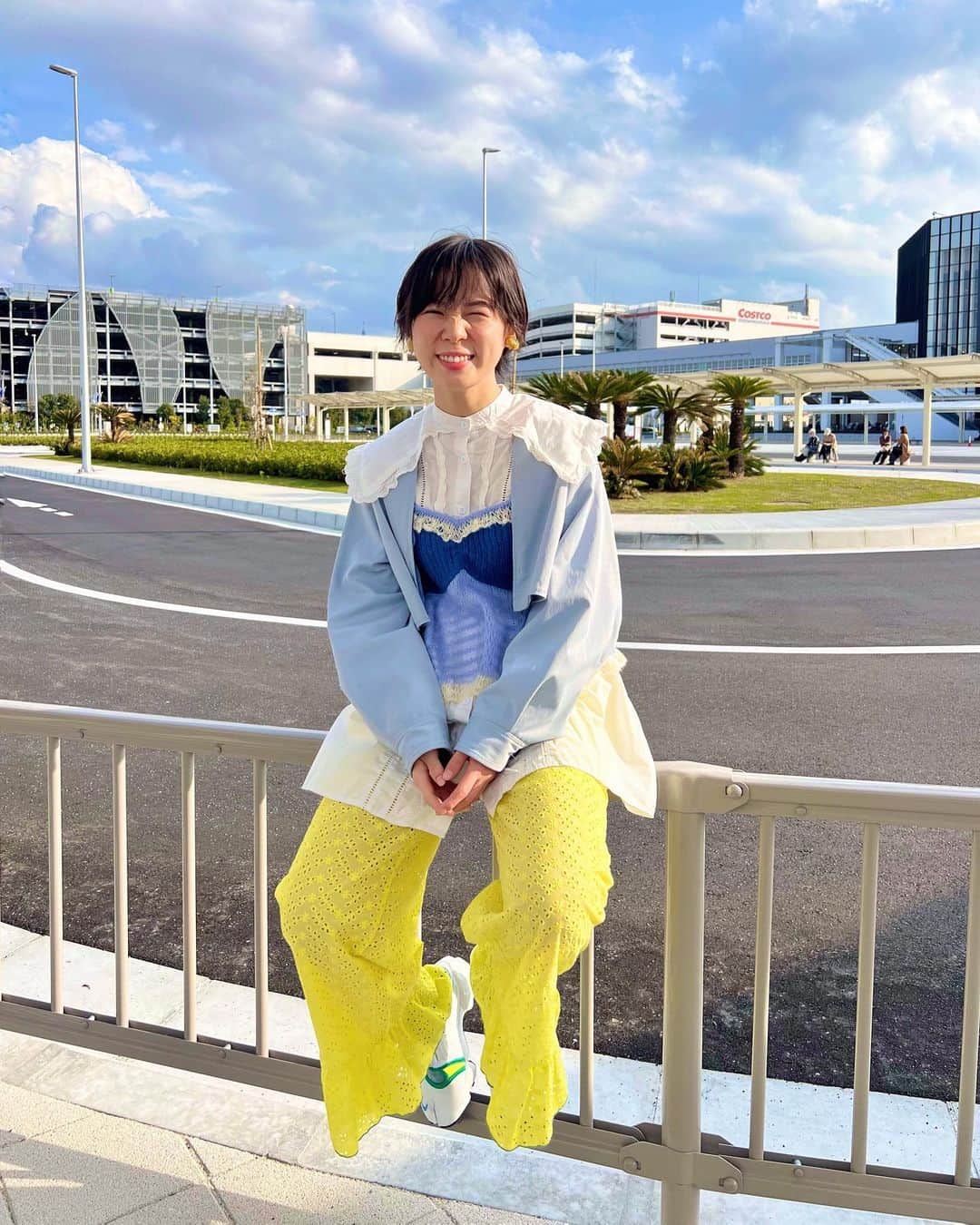 光永のインスタグラム：「快晴の春レイヤードコーデ🩵🍋 丈感でだいぶ遊び効かせてます◎ ビスチェの色の切り替え好み過ぎる。 んでから、ズボンの裾ピラピラの可愛さ🫨🩷 いや〜この春は服買い過ぎてますね。 (早速新しくできた#幕張豊砂駅 で撮ってもらった😂 📷辻井) ㅤㅤㅤㅤㅤㅤㅤㅤㅤㅤㅤㅤ ビスチェ：#atmospink パンツ：#dearsisterhood  ボレロ：#CLANE シャツ：#17kg スニーカー：#nike ㅤㅤㅤㅤㅤㅤㅤㅤㅤㅤㅤㅤ ㅤㅤㅤㅤㅤㅤㅤㅤㅤㅤㅤㅤ #ootd #春コーデ #レイヤードコーデ #春服コーデ #カラフルコーデ #ボレロ #レースパンツ #カラーパンツ #ビスチェコーデ #ショートヘアアレンジ #ショートパーマ #エアリフト」