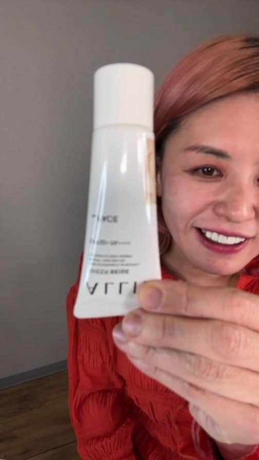 イガリシノブのインスタグラム：「ALLIEのカラーチューニング UVと新商品のカラーオンUV チークを使った” 惹き寄せ美肌*の作り方” を紹介しています。🤭  カラーオンUVは、透け感と艶感がプラスされるので頬全体に血色感を出す使い方がおすすめ！ 是非挑戦してみてください❤️🔥  今回紹介した商品はこちら🫡 アリィー カラーチューニング UV 01/02/03 アリィー カラーオンUV チーク 01/02/ラスター   アリィー カラーチューニング UVとアリィージェルUVは、 今年も限定でスヌーピーとのコラボパッケージが発売されるのでこちらも要チェックです!🫧🫧  スヌーピーかわいい🤍  ＜Information＞ 4/7(金) 18:00〜4/17(月)18:00までLOHACO COSME DAYSが開催!  ALLIE全品対象のPayPayポイント+10%のお得なチャンス✨🫣 詳しくはハイライトのURLから!   @alliepr_jp #ALLIE_PR *メイクアップ効果による仕上がりのこと」