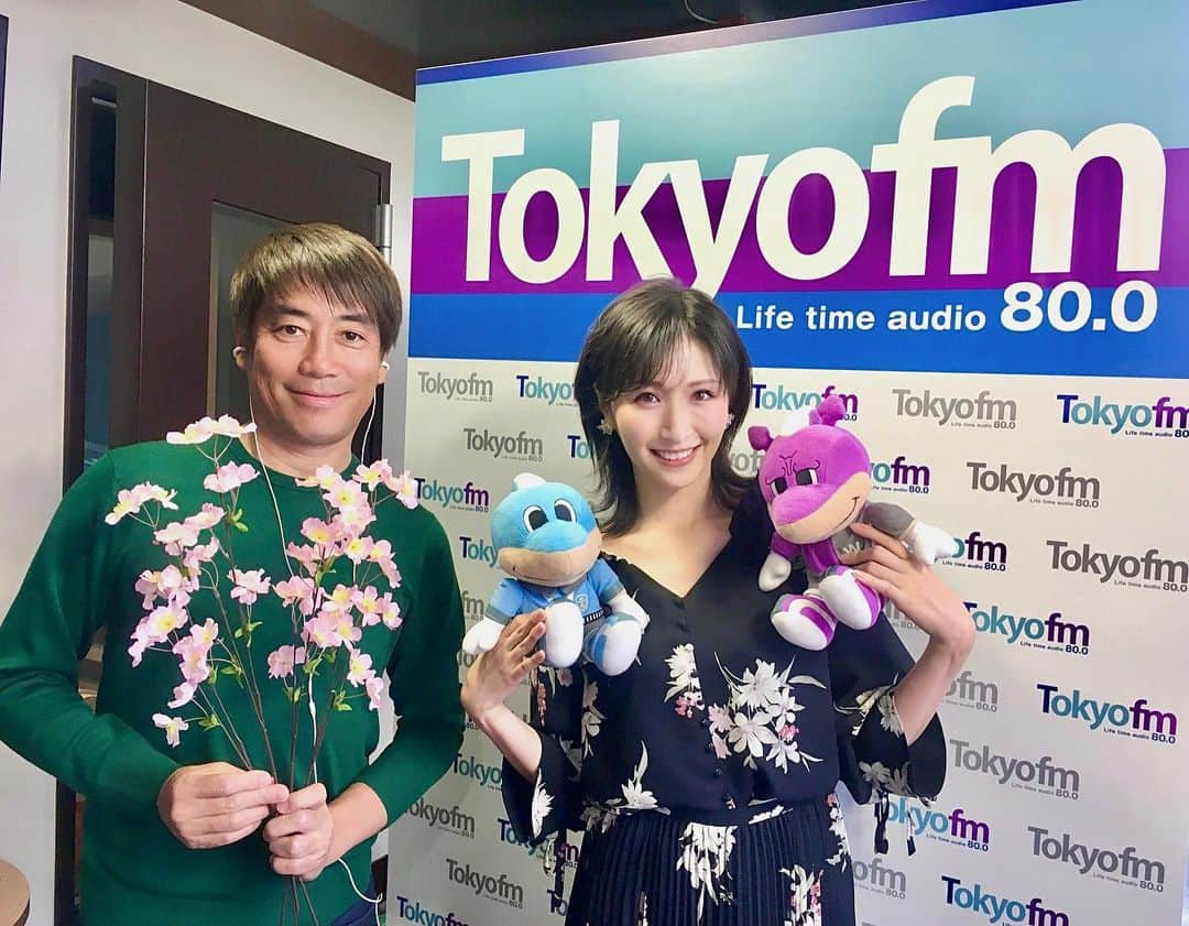 横山ルリカさんのインスタグラム写真 - (横山ルリカInstagram)「. あす4/7（金）15:00〜TOKYO FM🎧 【TOKYO TEPPAN FRIDAY supported by Ginza Sony Park】🌸 てつふら、4年目突入となりました🫶  ラジオ聴いてるよ〜と、仕事先の皆さんやファンの方、色々な方に声をかけていただく機会が増えてとても嬉しいです🎶  これからも中西大先生いじりに励んで、 さらに知っていただけるように頑張ります😆  新年度最初のテーマは『TEPPAN 野望🔥』  新生活が始まった方、生活は変わらないけど生活の節目になるようなタイミングで新たな思いを抱くことはありませんか？  普段、周りの人には恥ずかしくて言えない野望も、てつふらで ばばーんと出してください☺️🎶  メッセージお待ちしています📩  ぜひ、お聴きください🌈  #TOKYOFM #TOKYOTEPPANFRIDAY #てつふら #4年目 #ありがとうございます #ginzasonypark #川崎フロンターレ #ふろんた #ワルンタ  #桜の木と化してる #中西哲生 さん #🌸🌸🌸」4月6日 20時33分 - rurika_yokoyama_official