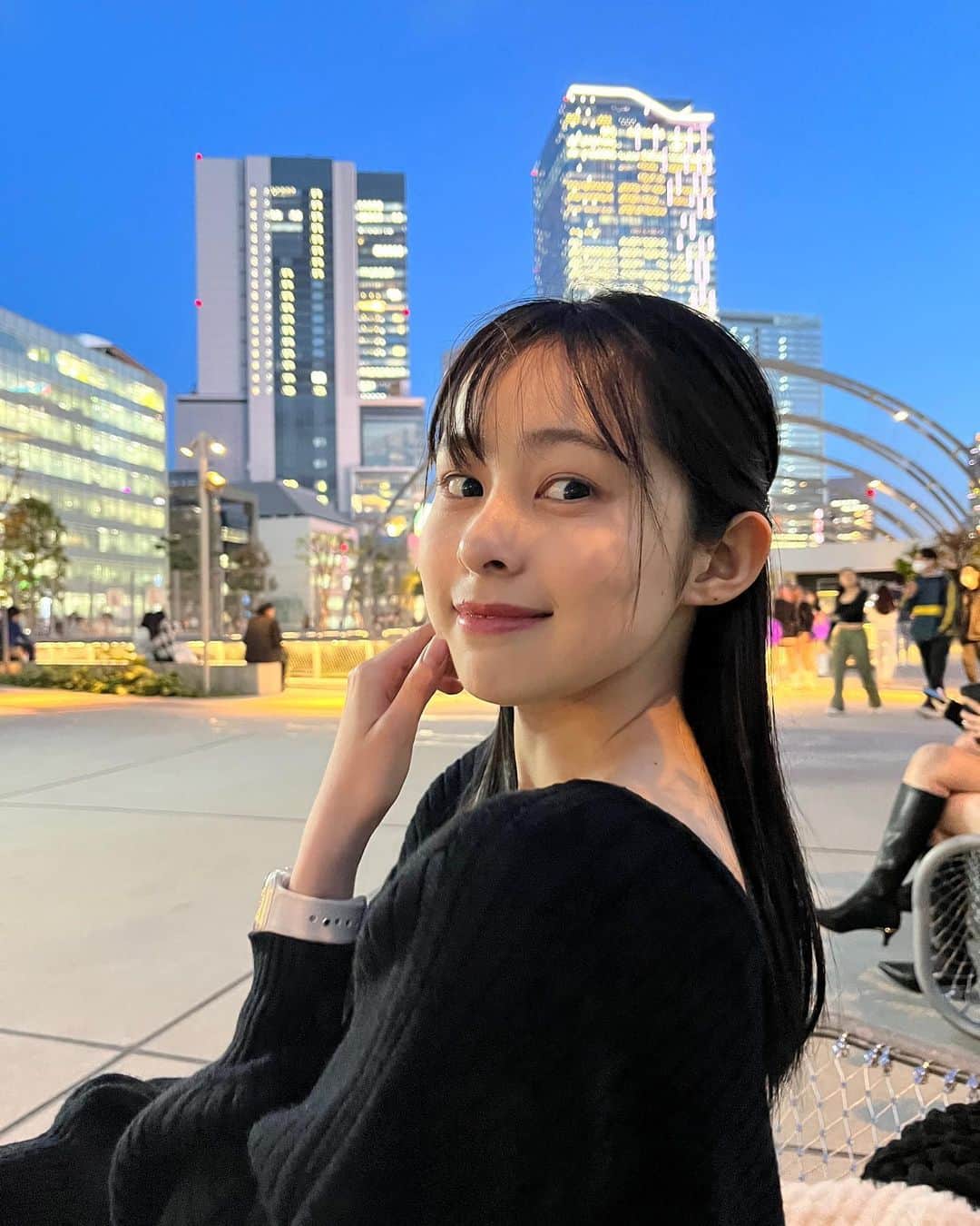 村山千夏のインスタグラム：「こんばんは。 春でも安定の黒コーデ…  Good evening. A stable black outfit even in spring...  #jk#ljk#高校3年生 #高3#05#05line#17歳#17yearsold #宮下パーク#miyashitapark #shibuya #japan#japangirl #foryoupage #fyp」