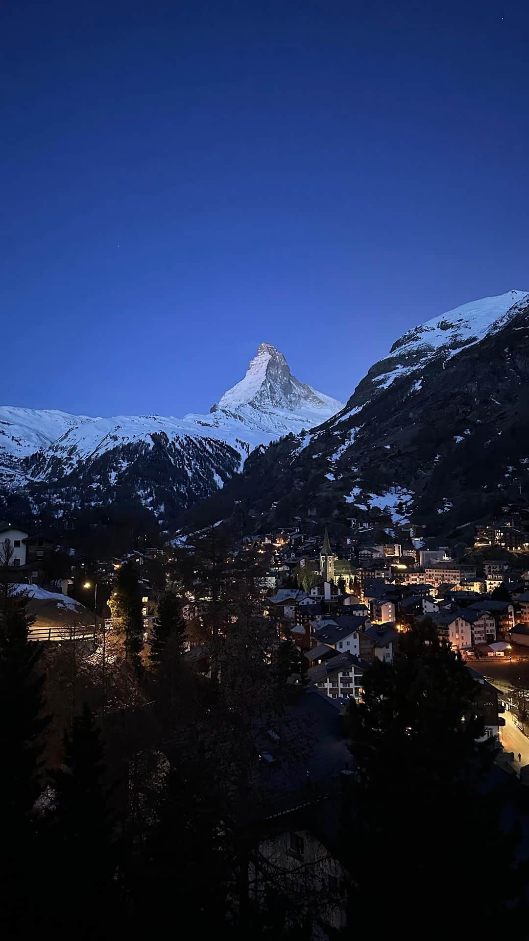 リー・ジャーインのインスタグラム：「♡*_*♡♡ 不可思議的美 #Matterhorn @zermatt.matterhorn」