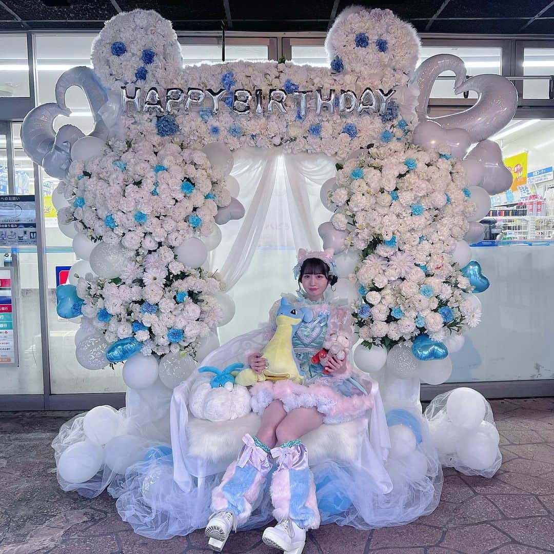 水城梓のインスタグラム：「生誕祭ありがとうございました👶🏻🫶🏻  年度始めの本当に忙しい日に来て下さり本当にありがとうございました🥲！  最初全然来てくれる人いないんだろうな〜って思ってたけど、当日人間でいっぱいのWESTで生誕ができて本当に嬉しかったです！ありがとう👶🏻♡  開場BGMから今年は好きな曲を流させてもらって好きなものを詰め込み生誕にさせてもらいました！喜んでくれて良かったー！  セトリも今回は自分で頑張って考えました😂！ 久しぶりのきゃんちゅー！どうでしたか？ 水城さんもサビのソロが増えてたりしました！笑 またやりたいな〜！つぎはいつかな😂笑  そして、君の声のサプライズご協力してくれてありがとうございました！ 本当にマイディアってネガティブで(こんなこと言ったら怒られるかもなんだけど) もっともっとポジティブになればいいのに！っていつも思うんですけど(わたしがポジティブすぎるんだけど)、中々春はネガティブなので頑張ろうねって気持ちを込めてサプライズを提案させてもらいました！ わたしみたいに根拠の無い自信じゃなくて(笑)みんなは根拠があるので自信をもってほしいです！ネガティブよくない！！！！ 少しでも伝わってくれたら嬉しい！し、皆様の愛はきっとみんなに伝わったのではないかなと思います！ありがとう！  生誕衣装のことはまた別の投稿でお話するね！  生誕委員の皆様へ  今年もわがままなリクエストをたくさん聞いてくださり叶えてくれてありがとうございました！ 渋谷駅の広告嬉しかったーー！冗談半分くらいで言ったら叶えてくれた😂笑 夢だったので嬉しかった！！！！！！  スタフラ、たぬきの耳でめちゃくちゃかわいい😂笑 ぬいぐるみたちはおうちでしっかり飼ってます！ 横断幕、ハイ消されたのかと思ったけどそゆ意味があったのかーーってなた😂ありがとう！ 好きなもので埋め尽くされてて嬉しい👶🏻 ケーキもわたしのすきなヒスイガーディがいて嬉しいいい！ 毎年ポケモン祭りでうれしいんだーーー！🎶 年齢非公開なのに年齢公開されてて😡😡😡だったけど優しいので許します✌🏻 アルバムも6日前とかに生誕衣装公開したのに生誕衣装のアルバムで すご！！！ってなった😂♡ メッセージもたくさんで嬉しかったーーー🎶 サイリウムも用意してくれて配ってくれてありがとう👶🏻！ まーじで大変だったみたいで多少すみませんと思いました😀 でも大成功で嬉しい！！！  たぬクラのいいところってほんとにみんな仲良い👶🏻！ 特典会の時も水城列でみんながずっとお話してて水城にその話教えてくれなかったりとかあるけど本当に仲良い！  あの人1人で現場来てたのに知らん間にみんなと仲良くなってる！！ってことが本当によくあって嬉しいです！ みんなが仲良いから水城列並ぶの楽しいとか、現場に来るのがたのしいとかそんな声も良く聞くのでフレンドリーすぎるたぬクラがわたしもだいすきだし、その支配人なのが嬉しい！！！笑  これからもわがままたくさん大変な姫だと思うけどお世話よろしくお願いします✌🏻！  2023.4.4  #アイドル  #黒髪ロング #インナーカラー #コスプレ #follow #like4like  #instafollow #instalike #followme #following #followme  #팔로우미 #팔로우환영 #エクステ #シールエクステ #ottd #透明感カラー #生誕祭 #生誕祭ケーキ #生誕」
