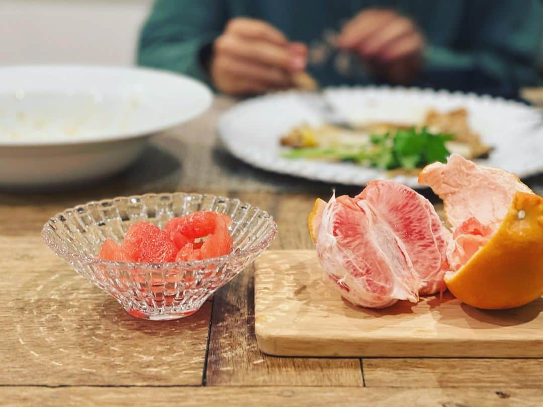 神崎恵さんのインスタグラム写真 - (神崎恵Instagram)「・ 食べ終わり頃にいい香りをさせると 「食べたいなぁ」 がきけるので。 張り切ってむいてます。 我が家はこうして食べることが多いです。 どきどき蜂蜜をかけて、ちょっとつぶして食べたりして。 今夜は、キノコを食べてるのか？ サーモンを食べているのか？ 主役がわからなくなるやつです。 カルボナーラも並びました🥚 きのこソースは、バターたっぷりでニンニクを炒めたら、舞茸としめじたっぷりを入れて炒め、白ワインと醤油、塩胡椒で完成。 サーモンは火の入りも早くて楽なので、食卓によく並びます。 ソースをいろいろアレンジすれば、味も見た目も飽きません。  ごちそうさま。  #おうちごはん #神恵ごはん」4月6日 20時40分 - megumi_kanzaki