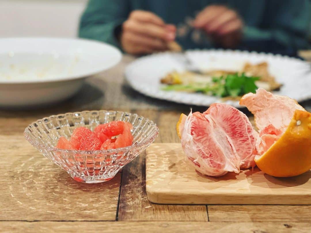 神崎恵のインスタグラム：「・ 食べ終わり頃にいい香りをさせると 「食べたいなぁ」 がきけるので。 張り切ってむいてます。 我が家はこうして食べることが多いです。 どきどき蜂蜜をかけて、ちょっとつぶして食べたりして。 今夜は、キノコを食べてるのか？ サーモンを食べているのか？ 主役がわからなくなるやつです。 カルボナーラも並びました🥚 きのこソースは、バターたっぷりでニンニクを炒めたら、舞茸としめじたっぷりを入れて炒め、白ワインと醤油、塩胡椒で完成。 サーモンは火の入りも早くて楽なので、食卓によく並びます。 ソースをいろいろアレンジすれば、味も見た目も飽きません。  ごちそうさま。  #おうちごはん #神恵ごはん」
