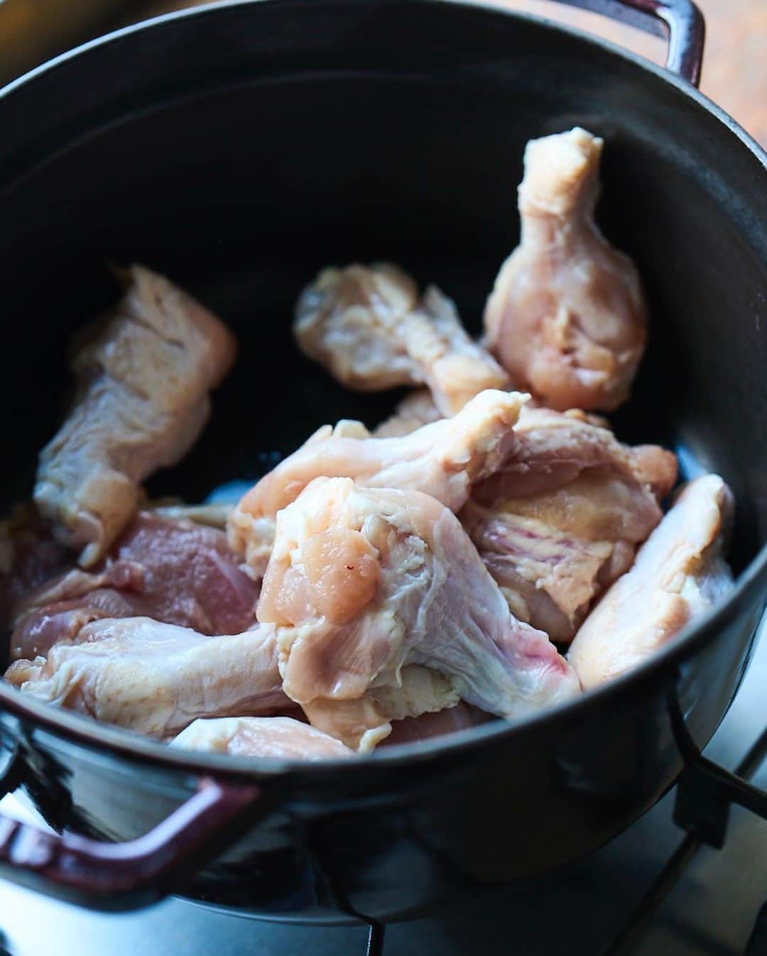 三浦理志さんのインスタグラム写真 - (三浦理志Instagram)「OCEANS 4月号のミウメシは〜  参鶏湯を初めて食べたのは20数年前のこと。  『なんじゃこりゃ〜!?』とそのウマさに驚き感動し、家でも食べたい！と、作るようになったのがこの「参鶏湯スープ」。  本当は丸鶏を使うけれど、家で手軽に作るなら手羽元。そして食べ応えも欲しいから、もも肉も追加。  煮込めばほろほろになるから、もも肉は大きく切り分けるのがポイント。  簡単な料理だからこそ、時間を惜しまずじっくりと、手間を惜しまずアクをとりながら、煮込むべし。そうすれば、口福満腹になれるスープの完成だ。  最近はパクチーやキムチをトッピングして味変も楽しんでいるので、みんなも自分ならこれ！という薬味をのせて、オレ流の参鶏湯スープを楽しんでみて！ 鬼うま❣️ @oceans_magazine  #ミウラメシ #cooking #chicken #参鶏湯 #料理 #男飯 #料理連載 #鬼うま」4月6日 20時41分 - mar4m