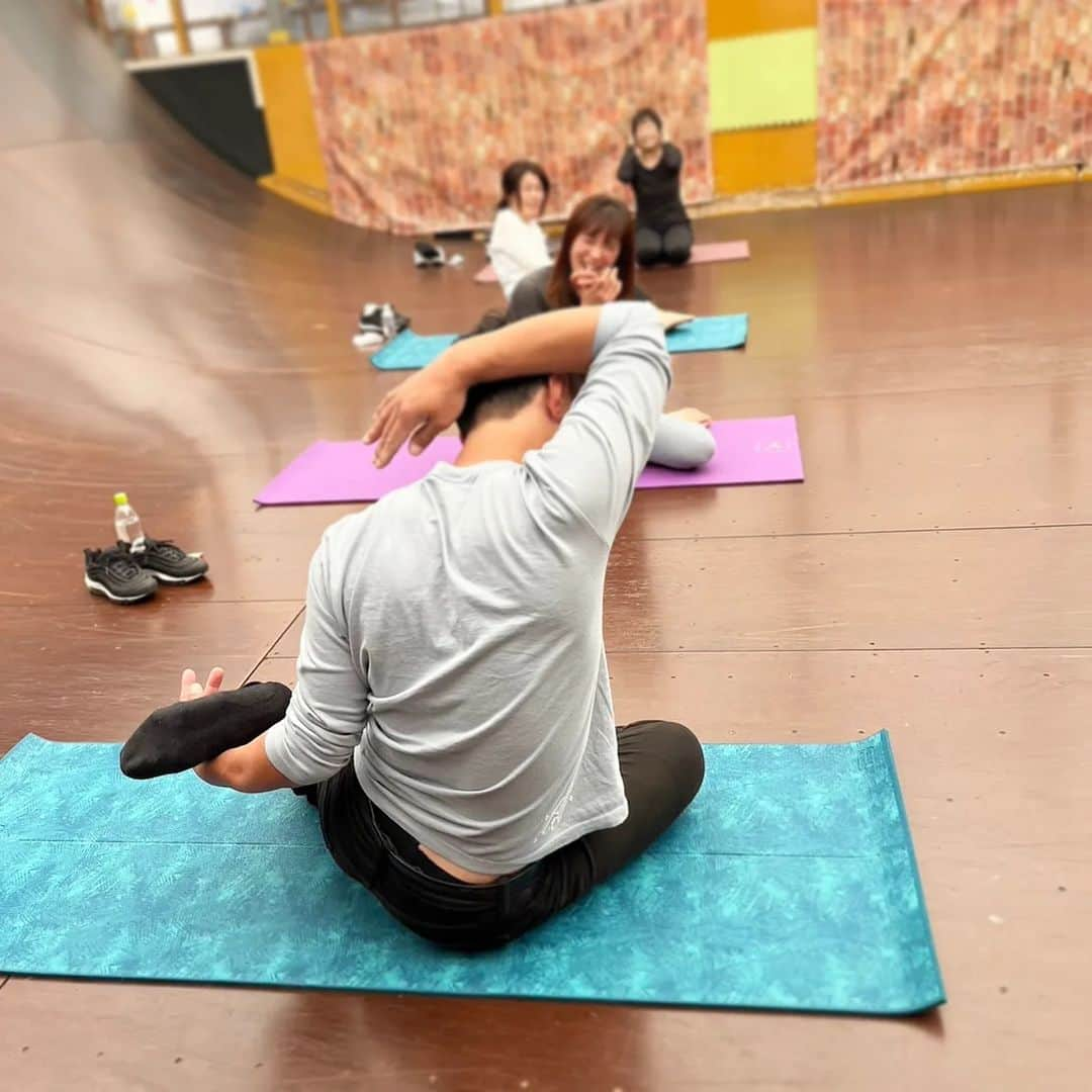 安床エイトさんのインスタグラム写真 - (安床エイトInstagram)「Yoga Time. I am beginner... 　 本人（僕）は「もうちょっとで手が届くのに…！💦」のつもりが、実際には全然遠かった件について。 　 #insta日記 #安床栄人 #eitoyasutoko」4月6日 20時43分 - eitoyasutoko