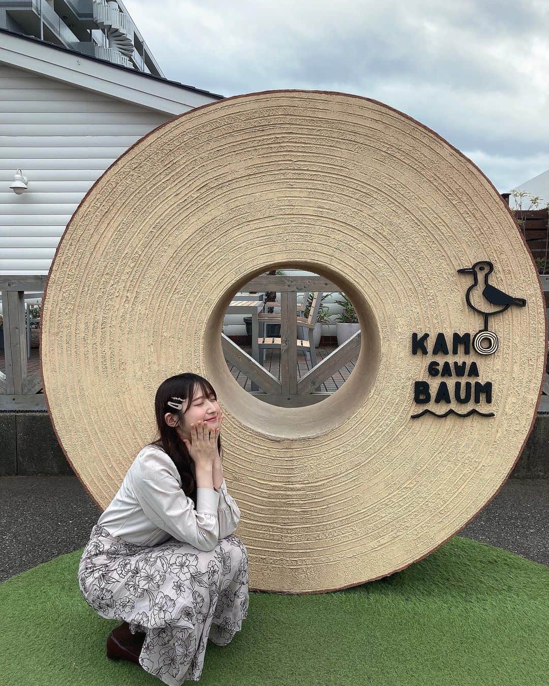貝賀琴莉さんのインスタグラム写真 - (貝賀琴莉Instagram)「カモガワバウム！！ 千葉県鴨川市にあるバウムクーヘン専門店に #よーよーよー 皆で行って来ました！！ 外にはこんな映えスポットが🫣  #バウムクーヘン専門店」4月6日 20時44分 - 0112kako