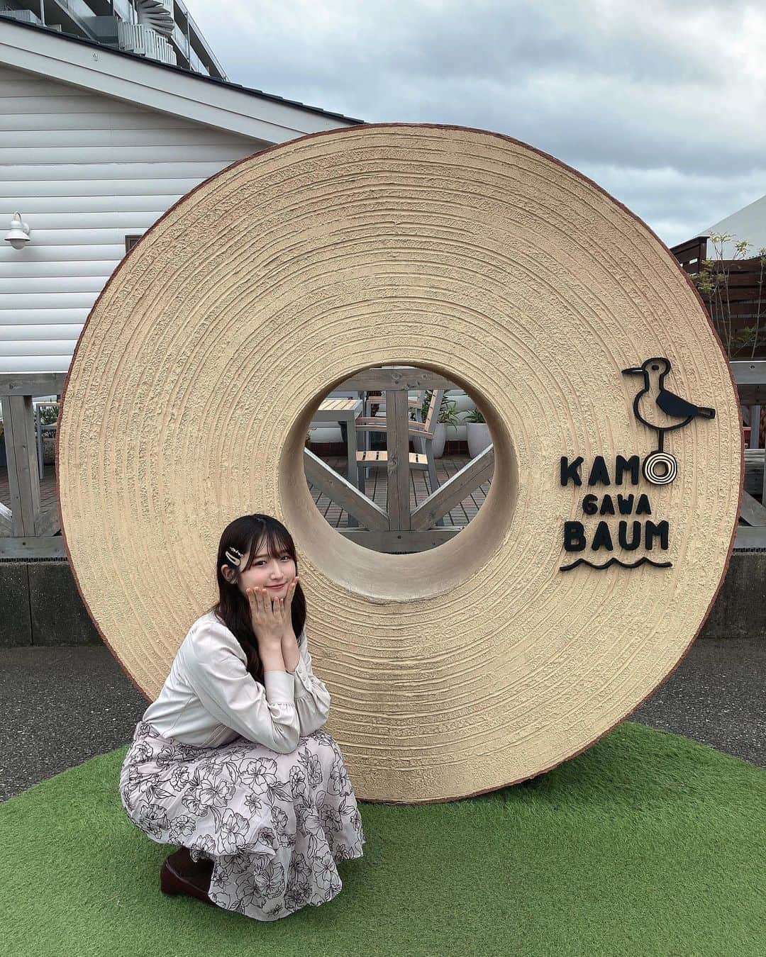 貝賀琴莉さんのインスタグラム写真 - (貝賀琴莉Instagram)「カモガワバウム！！ 千葉県鴨川市にあるバウムクーヘン専門店に #よーよーよー 皆で行って来ました！！ 外にはこんな映えスポットが🫣  #バウムクーヘン専門店」4月6日 20時44分 - 0112kako
