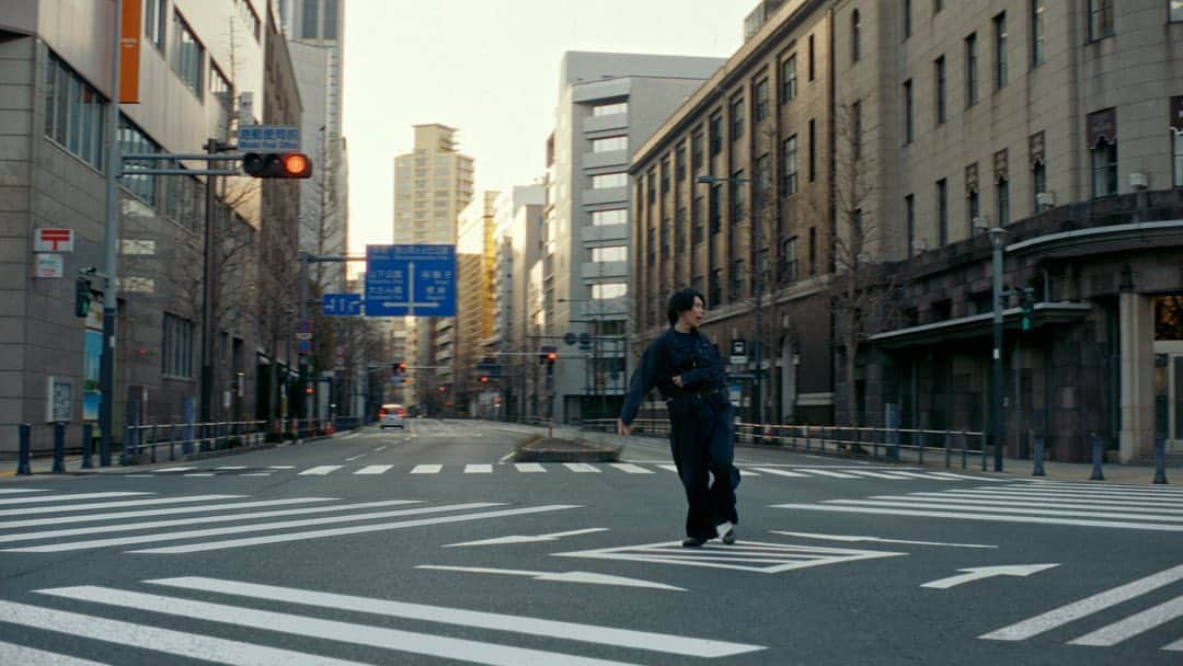 山田智和さんのインスタグラム写真 - (山田智和Instagram)「米津玄師「LADY」MusicVideoを監督しました。 書き散らしていく僕らのストーリーライン https://youtu.be/DdF-u3fe5pg  New MusicVideo for @hachi_08  Director: Tomokazu Yamada  Cinematographer: Tomoyuki Kawakami @tomoyuki_kawakami  1st Assistant Camera: Kohei Shimazu @kohei_shimaz  Steadicam: Takuma Iwata @steadicam_takuma ,  Genki Hidaka @genki_steadicam  Lighting Director: Kosihiro Ueno Production Designer: Chihiro Matsumoto Choreographer: Tomohiko Tsujimoto @tomohiko_tsujimoto_official  Stylist: Dai Ishii @daiishii  Hair: HORI @hori_0227  Drone: Michito Tanaka  CG -jitto- CG Director: Takeshi Yoong CG Designer: Koudai Takiguchi, Tomomi Yoshida, Risa Suzuki, Hina Ishikawa  Technical Director: Satoru Tokoi Compositor: Akio Sakamaki, Hisako Fujii, Yoshifumi Hashimoto, Kentaro Kawamoto, Kyoko Watanabe, Koki Takahashi VFX Producer: Tokihiko Tsukamoto, Natsumi Maki VFX Production Manager: Hiromasa Tokutaka  -Animation Cafe- CG Producer: Toshihiko Saka, Yasuhito Takahashi CG Director: Junichi Ebe CG Supervisor: Shoma Mizutani CG Designer: Kota Aoki , Daisuke Sakamoto, Tetsuro Takeuchi  Match Move: Yasuhiro Kato Offline Editor: Rintaro Kozasa (Caviar) @kozasa.rintaro  Colorist: Toshiki Kamei (ARTONE FILM) @toshiki_kame  Online Editor: Shunsuke Endo (Kicks) MA Engineer: Yasuhito Izutsu  Production Manager: Wakana Hashimoto, Masamitsu Wakimoto, Kotomi Aoyama, Mayumi Yamamoto, Hiroyuki Kishimoto, Nagisa Taki, Koki Mugii, Asghar Hasegawa, Aoi Sasaki Producer: Koji Takayama Production: TETRAPOT FILMS」4月6日 20時44分 - tomoymd