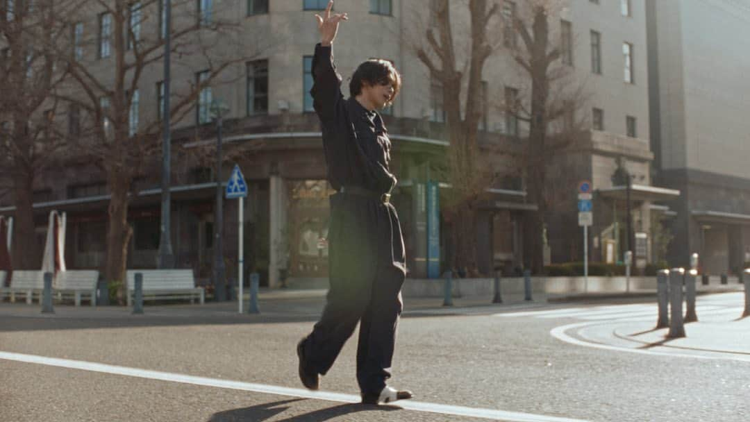 山田智和さんのインスタグラム写真 - (山田智和Instagram)「米津玄師「LADY」MusicVideoを監督しました。 書き散らしていく僕らのストーリーライン https://youtu.be/DdF-u3fe5pg  New MusicVideo for @hachi_08  Director: Tomokazu Yamada  Cinematographer: Tomoyuki Kawakami @tomoyuki_kawakami  1st Assistant Camera: Kohei Shimazu @kohei_shimaz  Steadicam: Takuma Iwata @steadicam_takuma ,  Genki Hidaka @genki_steadicam  Lighting Director: Kosihiro Ueno Production Designer: Chihiro Matsumoto Choreographer: Tomohiko Tsujimoto @tomohiko_tsujimoto_official  Stylist: Dai Ishii @daiishii  Hair: HORI @hori_0227  Drone: Michito Tanaka  CG -jitto- CG Director: Takeshi Yoong CG Designer: Koudai Takiguchi, Tomomi Yoshida, Risa Suzuki, Hina Ishikawa  Technical Director: Satoru Tokoi Compositor: Akio Sakamaki, Hisako Fujii, Yoshifumi Hashimoto, Kentaro Kawamoto, Kyoko Watanabe, Koki Takahashi VFX Producer: Tokihiko Tsukamoto, Natsumi Maki VFX Production Manager: Hiromasa Tokutaka  -Animation Cafe- CG Producer: Toshihiko Saka, Yasuhito Takahashi CG Director: Junichi Ebe CG Supervisor: Shoma Mizutani CG Designer: Kota Aoki , Daisuke Sakamoto, Tetsuro Takeuchi  Match Move: Yasuhiro Kato Offline Editor: Rintaro Kozasa (Caviar) @kozasa.rintaro  Colorist: Toshiki Kamei (ARTONE FILM) @toshiki_kame  Online Editor: Shunsuke Endo (Kicks) MA Engineer: Yasuhito Izutsu  Production Manager: Wakana Hashimoto, Masamitsu Wakimoto, Kotomi Aoyama, Mayumi Yamamoto, Hiroyuki Kishimoto, Nagisa Taki, Koki Mugii, Asghar Hasegawa, Aoi Sasaki Producer: Koji Takayama Production: TETRAPOT FILMS」4月6日 20時44分 - tomoymd