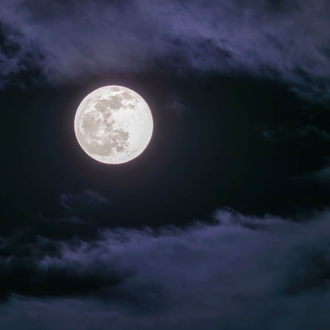 KAGAYAさんのインスタグラム写真 - (KAGAYAInstagram)「空をご覧ください。 南東に見事な十六夜（いざよい）の満月が輝いています。 （今撮影） 今日もお疲れさまでした。  #moon #sonyalpha #α7rv」4月6日 20時46分 - kagaya11949
