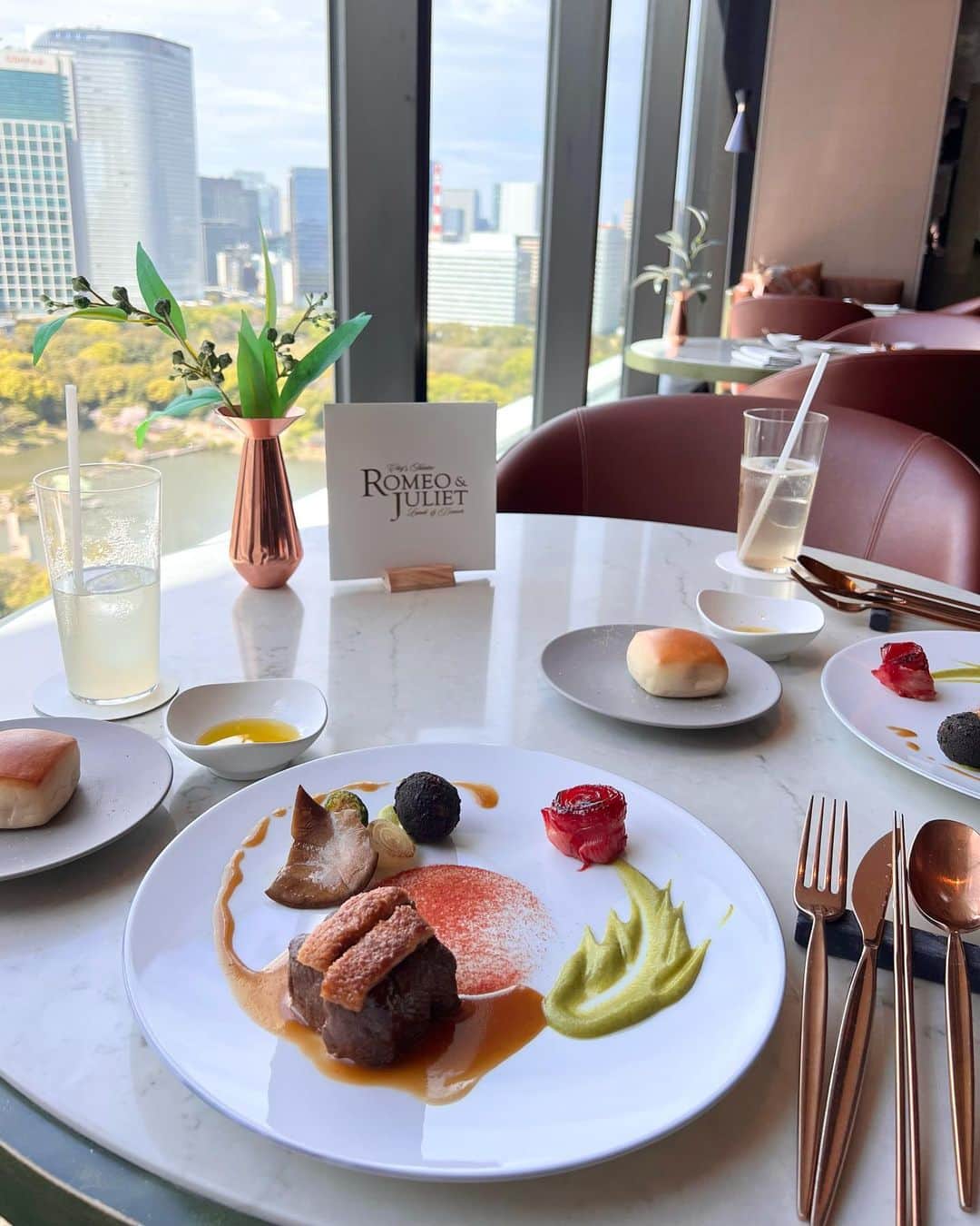 のインスタグラム：「⠀  mems Tokyo  『Romeo & Juliet（邦題：ロミオとジュリエット）』 ランチプログラム🌹  久しぶりのメズムランチ🍴 ロミオとジュリエットってそうゆう話だったの⁈って驚き。  ディナープログラムも予約済み✨  メニューの一つ一つが、とっても可愛かった♡  ・  ・  ・  #メズム東京 #メズム東京オートグラフコレクション #ランチ#ロミオとジュリエット#ホテルランチ#東京ホテルステイ」