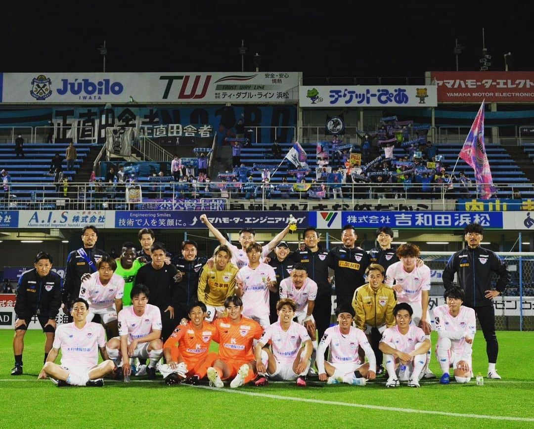 小川佳純のインスタグラム：「. 4/5(水)ルヴァン杯 グループステージ第3節vsジュビロ磐田 2-1 win  アウェーでの勝利！ 平日ナイターにも関わらず応援してくれた皆さんと掴んだ勝ち点３。  課題をまた改善しつつ リーグに繋げます。  応援ありがとうございました！  #サガン鳥栖 #ルヴァン杯」