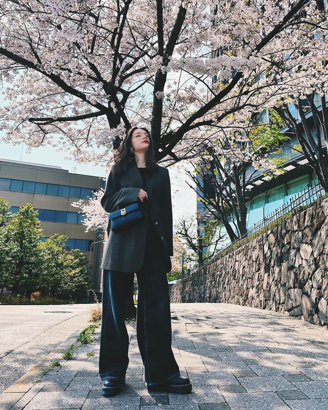 安田レイのインスタグラム：「入学式の帰りみたいな写真☺️🌸  半蔵門の桜綺麗だった〜」