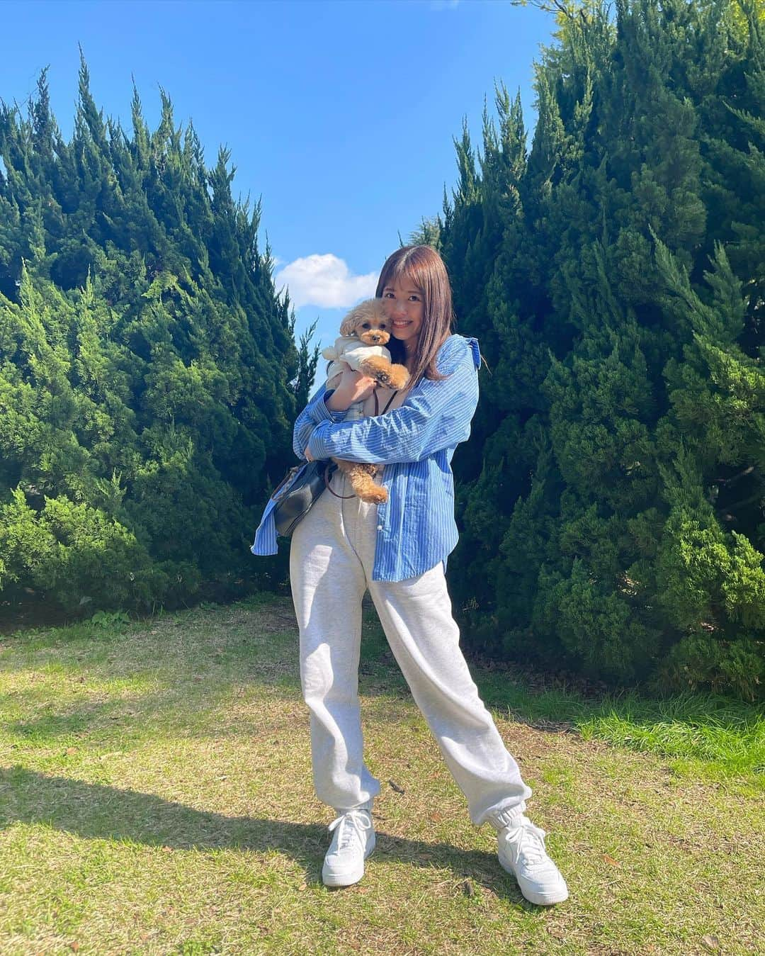 竹内舞のインスタグラム：「...  駒沢公園に行きました♡ 先日購入したスウェットが可愛い👖  いっぱい歩いてカフェしたから 幸せいっぱい𓂃☄︎  もうすぐルナさん３回目のワクチンだから お散歩練習楽しみだ🩵🩵🩵」