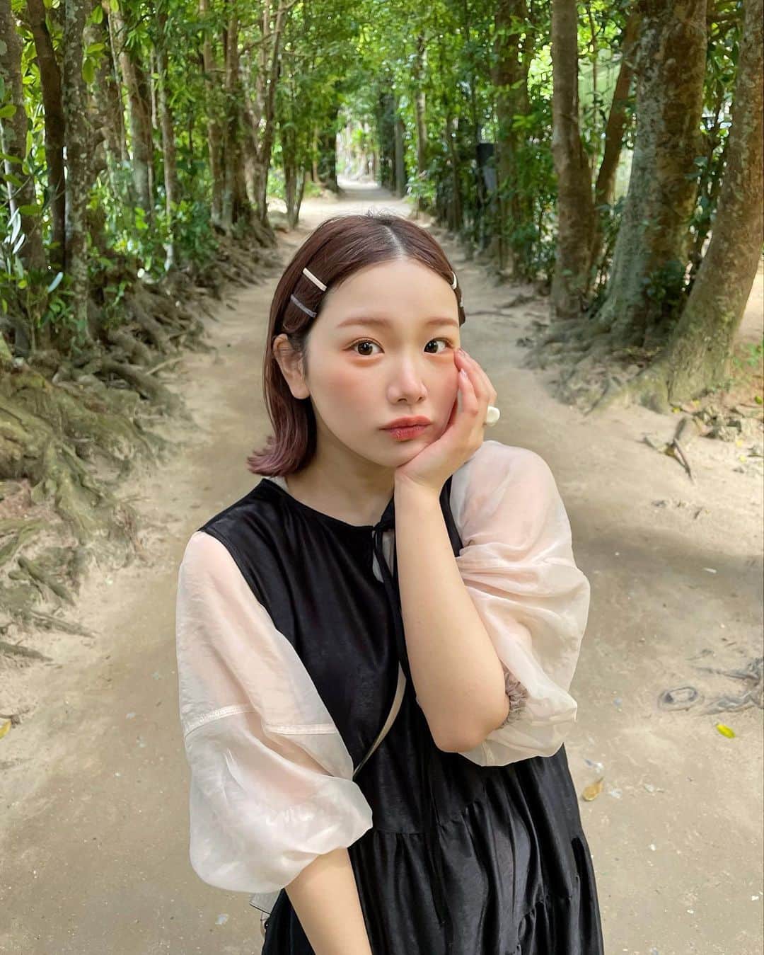 きりまるのインスタグラム：「.  沖縄２日目 🌴♡ フクギ並木〜〜〜！  自転車借りてお散歩してきた 🚲 （はじめて電動のったけど、えぐい ）  こんなに綺麗な場所あるんや〜って ずっとずっとずっと心がときめいてた！ 緑の中から見える海が素敵すぎて 🩵🌴  また行きたいな〜！ ずーっとここに居りたかった！🫶🏻 ほんとに最高やった〜！ . . #沖縄 #フクギ並木 #沖縄旅行 #沖縄観光 #沖縄観光スポット」
