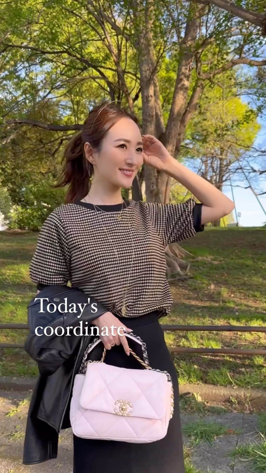 星玲奈のインスタグラム：「１枚でも、羽織ものがあってもインパクトあり❤️ レトロな印象のハニカム柄のジャガードニットソーは @classicalelf_official のもの。 落ち着いたブラックの配色だと、柄ものでも着やすい😃（私はMサイズ着用） 袖はほんのりぽわんシルエット❤️ これから軽めアウターの下は、これくらいの軽めのトップスが活躍できそうで嬉しい〜😍 ・ #クラシカルエルフ #classicalelf #エルフコーデ #タイアップ#uniqlo #gu #zara #ユニクロ #ジーユー #ザラ #zozo #zozotown #zozo購入品 #zozotown購入品 #プルオーバー #ジャガードニット #パフスリーブ #春服 #春コーデ #春服コーデ #大人コーデ #大人カジュアル #プチプラ #プチプラコーデ #フェミニン #フェミニンコーデ #今日の服 #今日のコーデ」