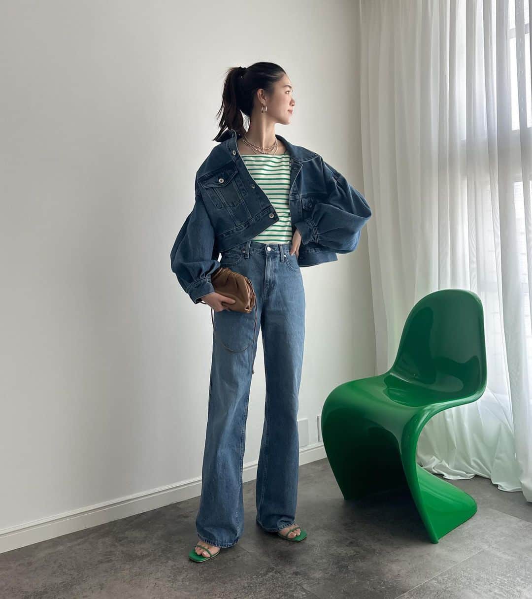影山可蓮さんのインスタグラム写真 - (影山可蓮Instagram)「・ ・ outfit👖 ・ ユニクロ愛用デニムにグリーンアイテムとジャケットで この春っぽいお気に入りコーデ🤍 ・ 🏷 DENIM @uniqlo_jp #バギージーンズ (丈長め) TOPS/SHOES @akte_official  OUTER @elendeek  BAG @newbottega  ・ #outfit #ootd  #minimalstyle #minimalfashion #classicstyle #simpleoutfit #everydaylook #uniqlo #ユニクロ #ユニクロコーデ」4月6日 20時57分 - karenoutfits