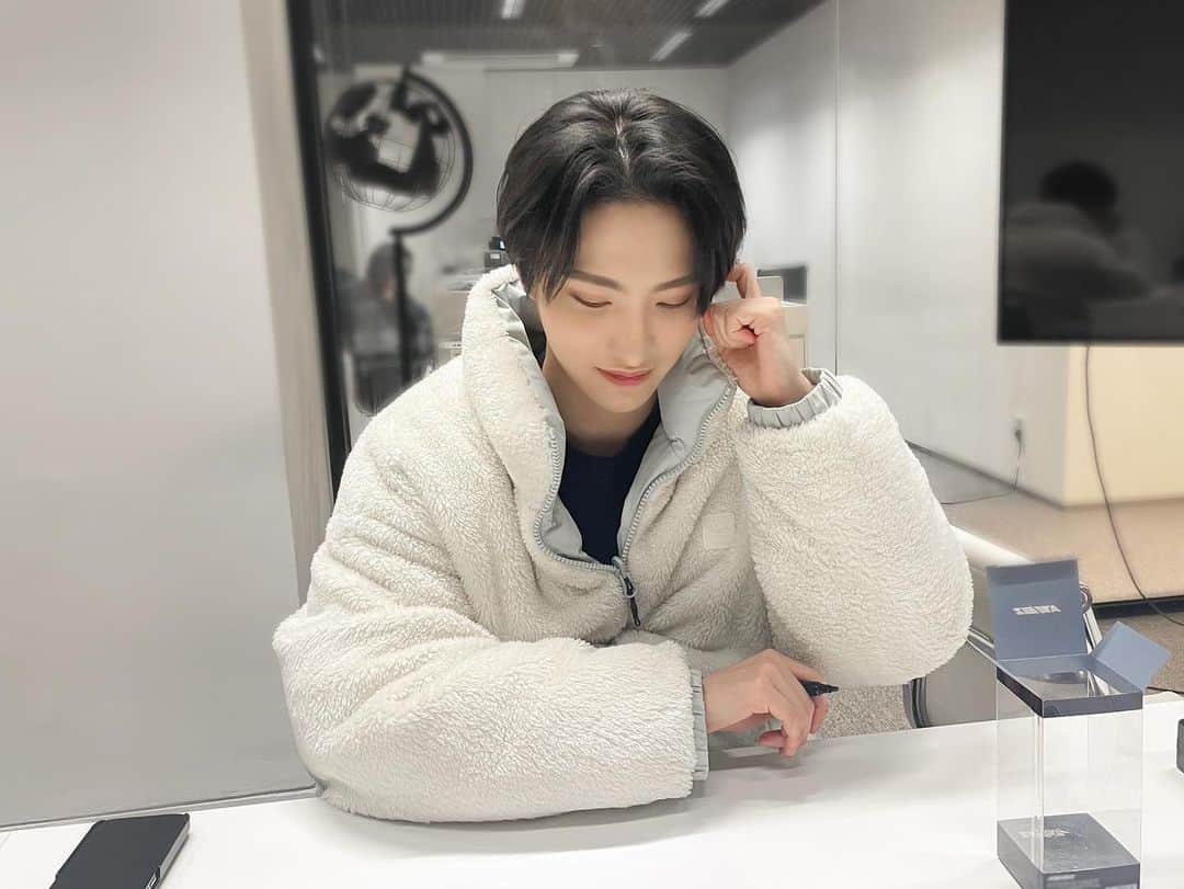 ATEEZさんのインスタグラム写真 - (ATEEZInstagram)「[📷] ATEEZ 2023 OUR STORY MD SEONGHWA💙 Behind Photo ⠀ 에이티니를 생각하며 열심히 피규어 디자인 중!✨ 성화의 애정이 담긴 피규어가 에이티니들을 지켜줄 거예요🥰 ⠀ #ATEEZ #에이티즈 #성화 #SEONGHWA」4月6日 20時55分 - ateez_official_