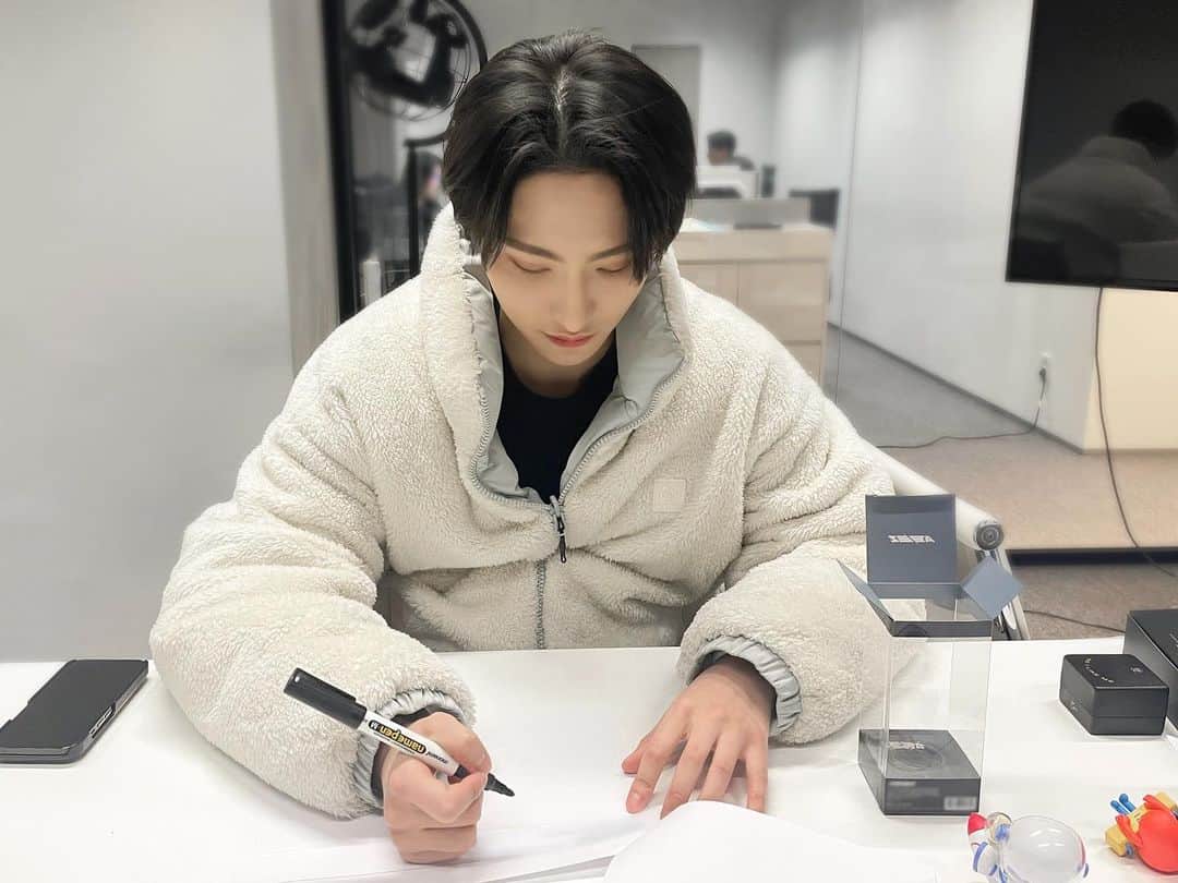 ATEEZさんのインスタグラム写真 - (ATEEZInstagram)「[📷] ATEEZ 2023 OUR STORY MD SEONGHWA💙 Behind Photo ⠀ 에이티니를 생각하며 열심히 피규어 디자인 중!✨ 성화의 애정이 담긴 피규어가 에이티니들을 지켜줄 거예요🥰 ⠀ #ATEEZ #에이티즈 #성화 #SEONGHWA」4月6日 20時55分 - ateez_official_