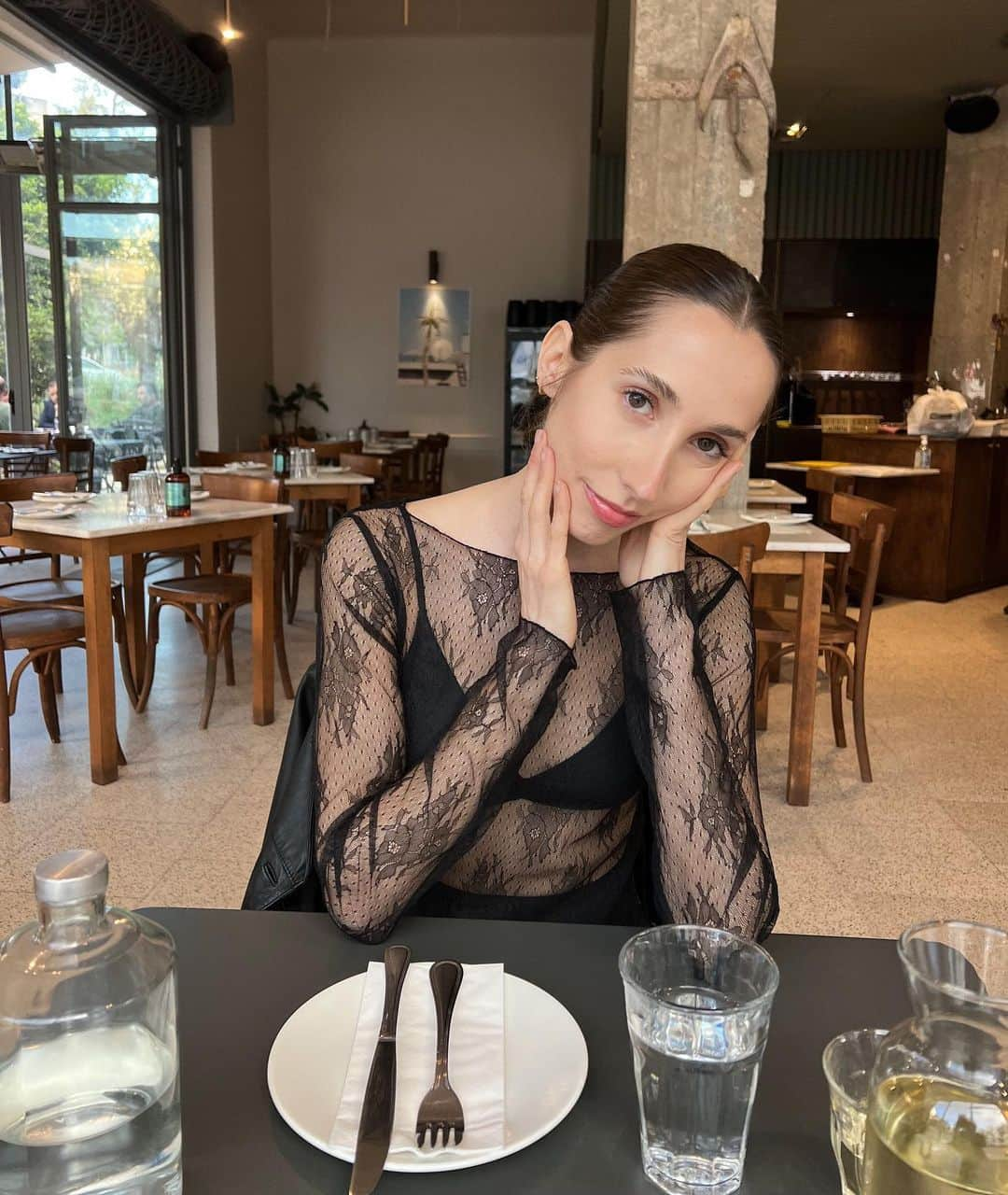 ルイーズのインスタグラム：「Waiting for food, a series 🍽️」