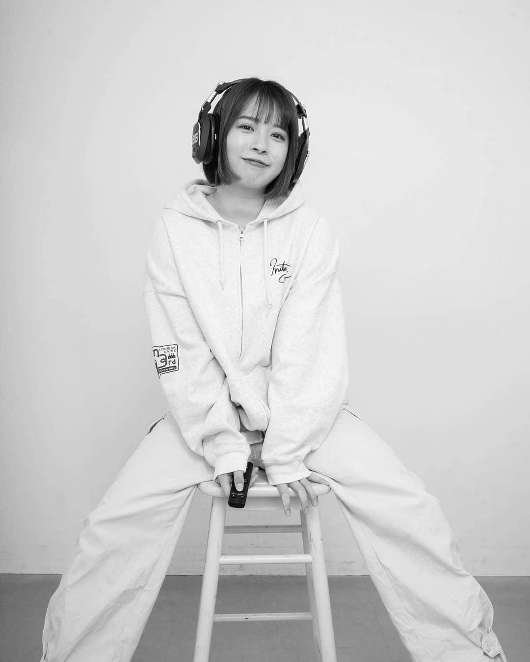 三田寺理紗のインスタグラム：「そういやね、新しく宣材写真的なものがなかったので行ってみたかったセルフォトスタジオへ🥰🫶  楽しくって夢中になってた！モノクロだとなんかおしゃれに見えちゃうね〜🤭📷💗  カラーパターンのデータももらったから、いろんな場面でね、新しい写真になっていくよ✌️  またいこっ  #みたでらふぉと　 #セルフォトスタジオ  #セルフォトスタジオ渋谷」