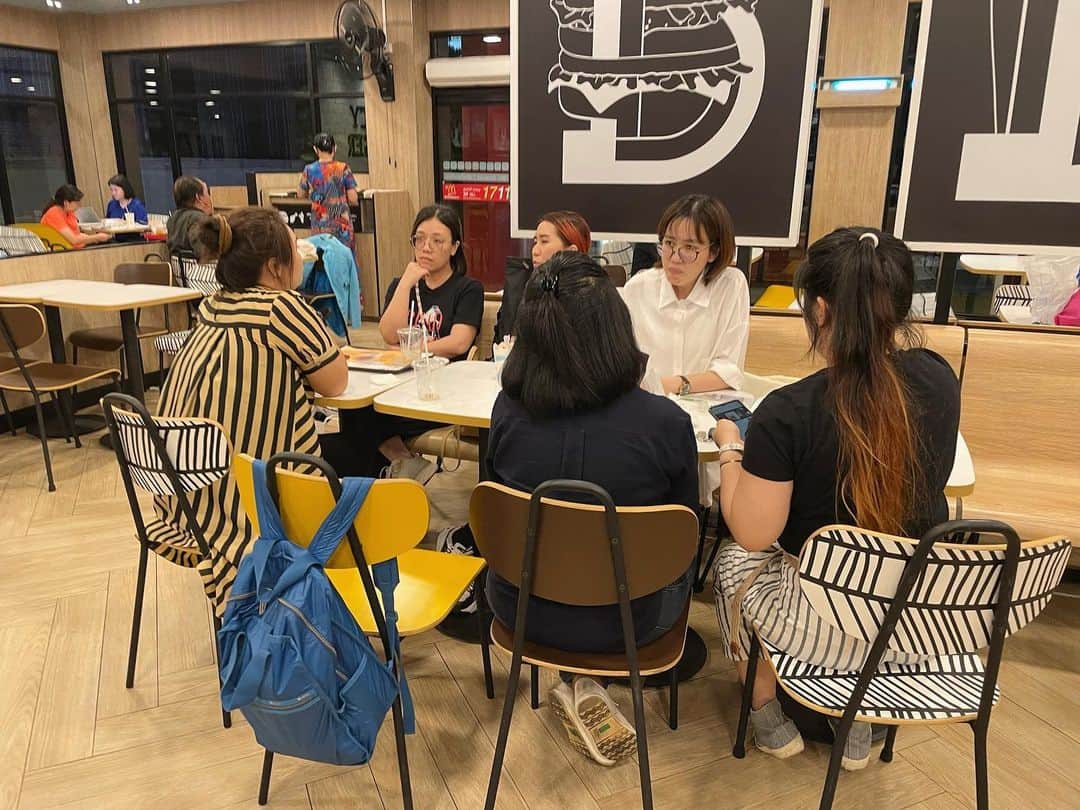 松田青子のインスタグラム：「夜遅く、マクドナルドでお茶というユニヴァーサルな行動に落ち着いた人たち。バンコク国際ブックフェア(キャラクターが本当にかわいかった)の会場の一角で、「え、ここキッチンとオーシャン・ヴオンとミランダ・ジュライとHマートが全部ある！！」と私が騒いだら、あとでミーンさんとお友だちのギフトさんがお揃いで買ったと報告してくださってほろりとしました。私、どこにいても人に本を押し売りしてしまう….。」