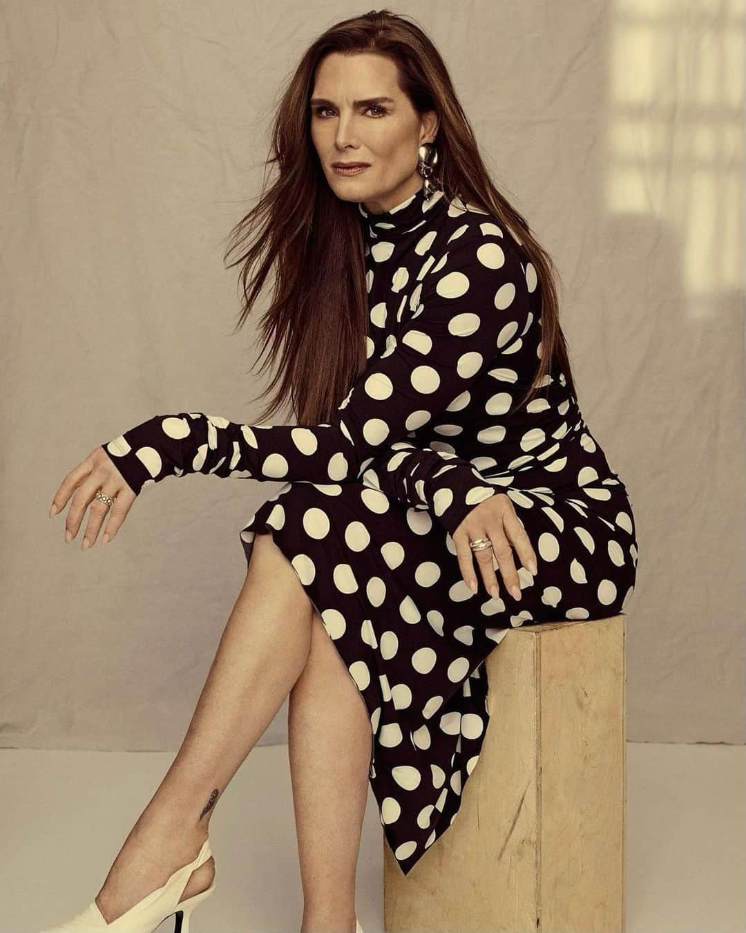 Monica Sordoさんのインスタグラム写真 - (Monica SordoInstagram)「Two Icons ~ One Look   We are beyond thrilled to see Icon @brookeshields wearing our Oriente Earrings. An outake from The @sundaytimesmagazine @thetimes cover story portrayed by @guerinblask and styled by second Icon of the day @caitlinburkenyc (scroll to see her twining with BS in @marcjacobs and sordo©️)」4月7日 2時28分 - monicasordo