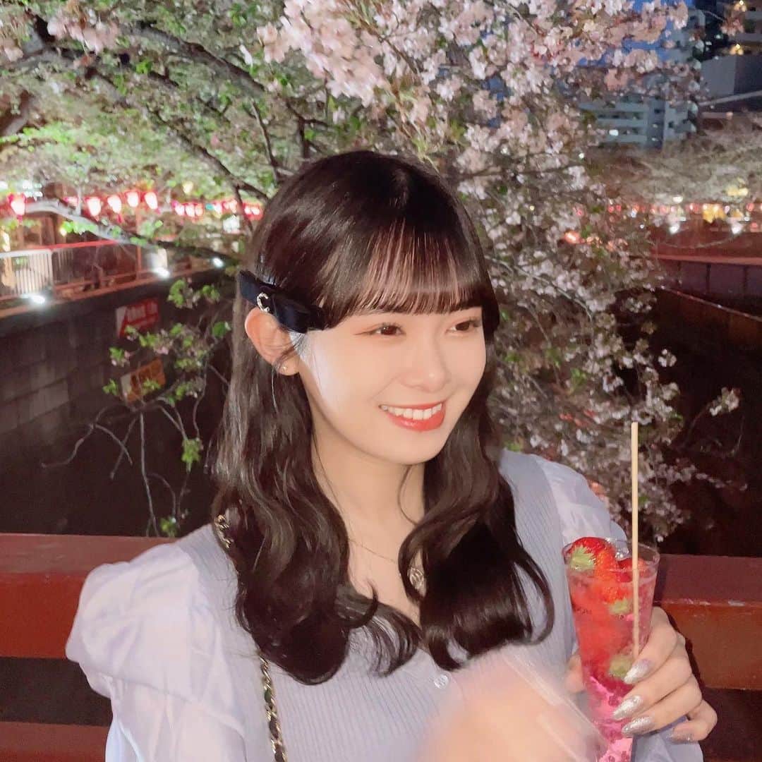 山﨑夢羽のインスタグラム：「． 🍃🌸   #BEYOOOOONDS #山﨑夢羽   #桜 #目黒川 #また #🍓 #うま  #江口紗耶 #と #行ってきた #💛」