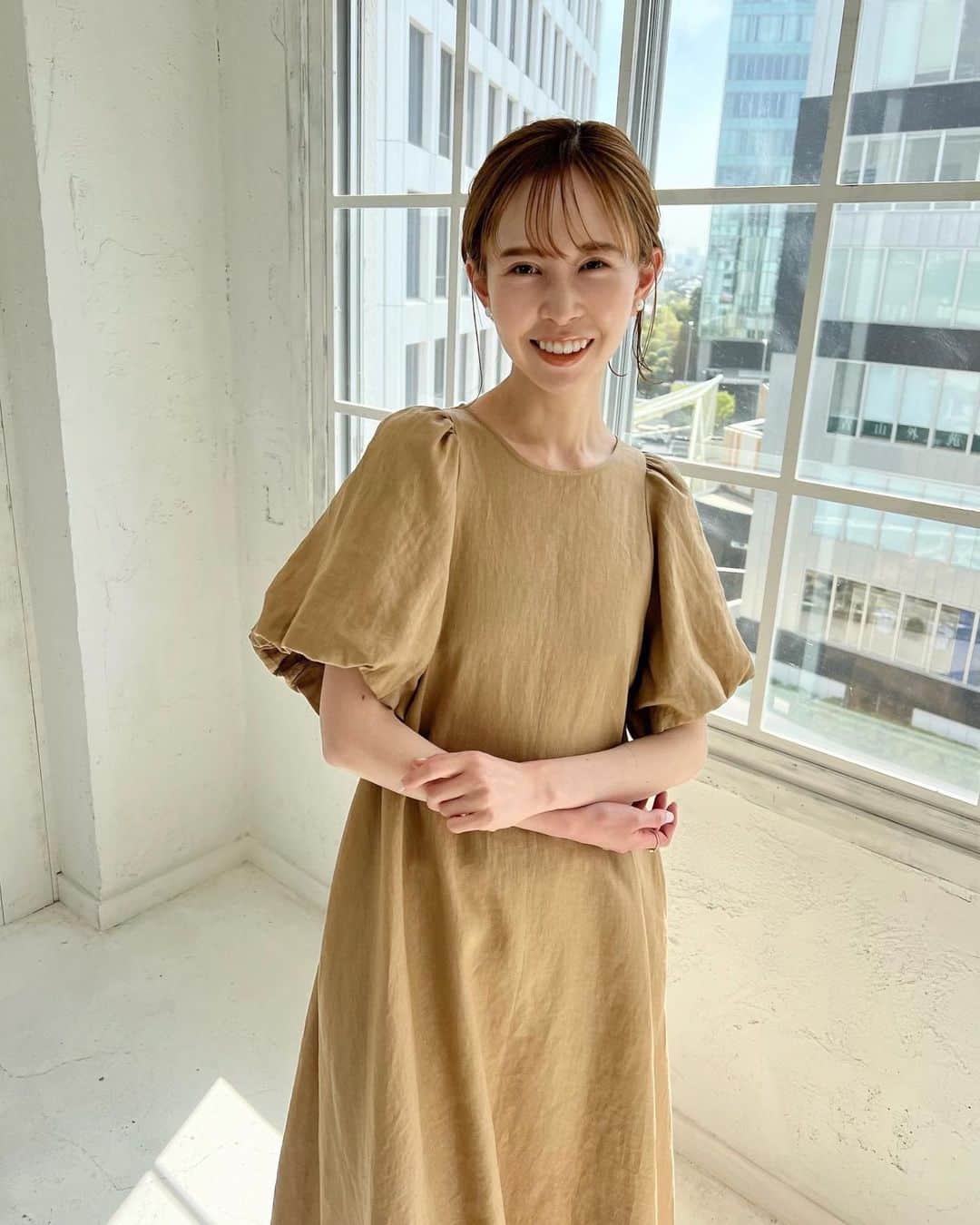 はれこのインスタグラム：「昨日撮影したJOURNAL STANDARDの新作ワンピース👗 たくさん新しいお洋服を着ましたがこれが一番！って思いました🫶🏻 ブラック、ピスタチオグリーンも揃って4月下旬頃に公開予定です🤍 お楽しみに🤍  携帯で撮った写真は実物よりも色濃く映っています🫨 もう少し淡いベージュなので、商品ページで改めてご確認ください！ 公開後にまたお知らせします📢  -  @journalstandard.jp  no.23040400703010 ⇨4/27に予約スタートしました！  -  #journalstandard  #ジャーナルスタンダード #ワンピースコーディネート  #ワンピコーデ  #春服コーデ  #春服コーディネート」