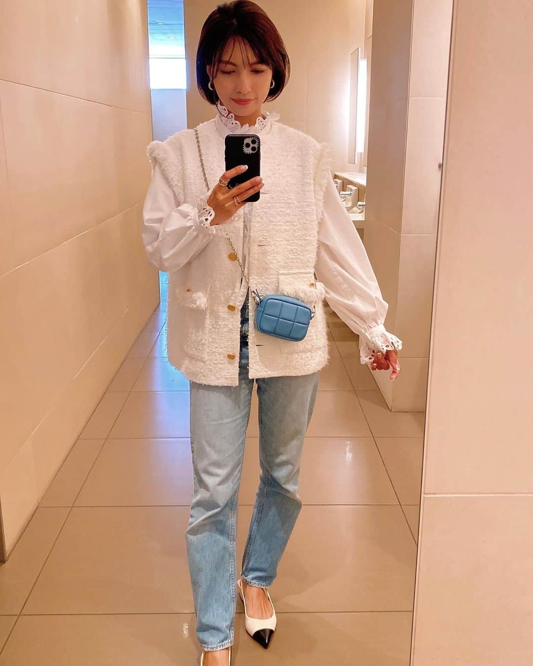黒宮ニイナのインスタグラム：「新学期が始まりました🌸 息子は3年生、娘は年長さんになりました✨早いなぁ〜🍥 前日にバタバタと学用品の掃除やら買い足しやらしてギリギリ滑り込むタイプです😅  お気に入りのブラウスに合わせたら絶対可愛いと一目惚れした今年らしいツイードベストはNew in💖 袖周りふわふわしてて金ボタンが他になくて可愛い🥰  久しぶりにデニム履いたんですが、このデニムのときいつも膝出ちゃうのはなんでだろう〜🥲 娘を産んですぐ買ったからウェスト周りも大きくて緩いし、ボーイフレンドデニムだからかな。 しばらくデニム履いてなかったのでラインが綺麗めの欲しいなぁ👖春はデニムを履きたくなる😆 おすすめあったら教えてください💓  #ピラティス #ピラティスインストラクタ #ママ #2児ママ #2人育児 #男の子ママ #女の子ママ #ootd #今日のコーデ #ママコーデ #デニムコーデ #ベストコーデ #ツイードベスト #シンプルコーデ #30代ママ #アラフォーママ #30代ママコーデ #pilatesinstructor #todayfashion #outfit #fashion #coordinate #cadune #unitedarrows #mama #mamafashion #mamacoordinate #mamalife」