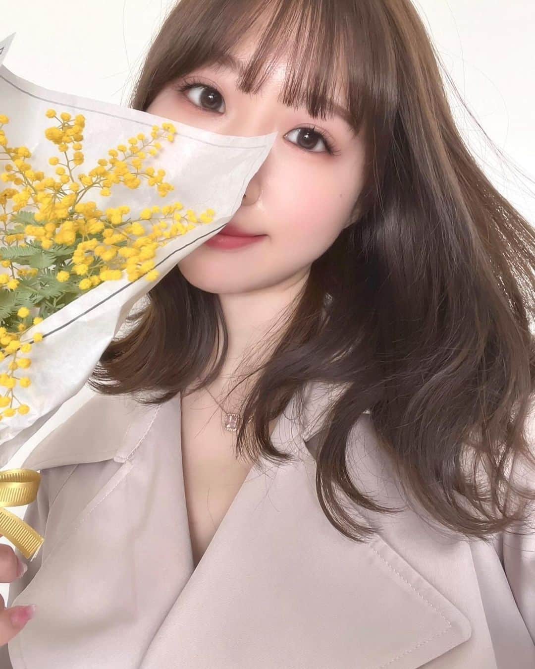 MOMOKOのインスタグラム：「⁡ #イルミナカラー 𝖫.𝖠. 𝖢𝗈𝗅𝗅𝖾𝖼𝗍𝗂𝗈𝗇 こちらは新色の#イルミナビーチ 🌼🥨 やわらかいサンドベージュ ⁡ ⁡ くすみすぎず、柔らかいカラーが実現できる 新しいカラー剤がdebutしました〜ぜひ🤍 ⁡ お客様のまゆちゃんのかわいいお写真を頂きました♡ @ms6v6__  いつもありがとうございます🎀」