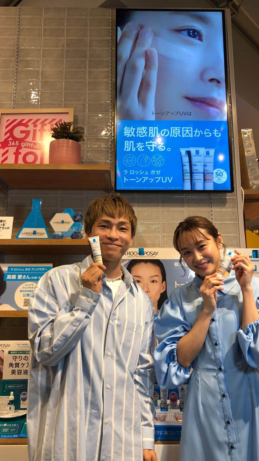 LA ROCHE-POSAY JAPAN ラロッシュポゼのインスタグラム：「. ラ ロッシュ ポゼ20周年記念LIVE in PLAZA東京店💙  ブランドアンバサダーの高橋愛さんとFUKAMIさんにトーンアップUVの魅力を語っていただきました✨  さらに角質ケア美容液エファクラ ピールケア セラムやお二人の愛用アイテムのご紹介も🤍  視聴者限定の特典もありますので、LIVEをチェックしてくださいね！ 無くなり次第終了なので是非お早めにチェックしてください♪  #ラロッシュポゼ　#バリアトーンアップUV #緑のピールケア」
