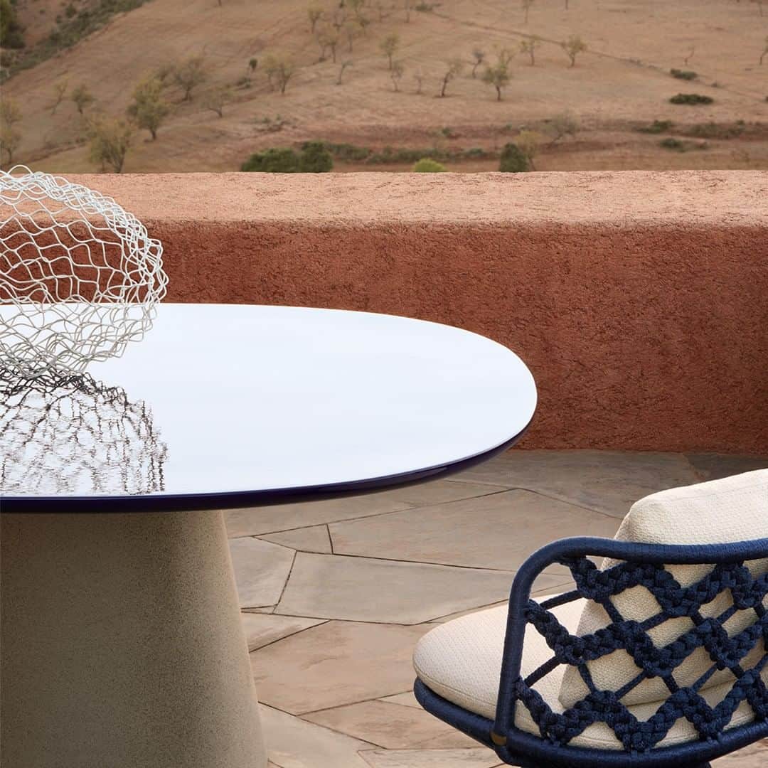 B&B Italiaさんのインスタグラム写真 - (B&B ItaliaInstagram)「The perfect match: Allure O' Outdoor table and Flair O' Outdoor chair, whose backrest was designed in collaboration with the design studio unPIZZO.  @monicaarmani @unpizzo ph @tommasosartori_studio  #bebitalia #design #Marrakesh #Morocco #OutdoorCollection #OutdoorFurniture」4月6日 21時00分 - bebitalia