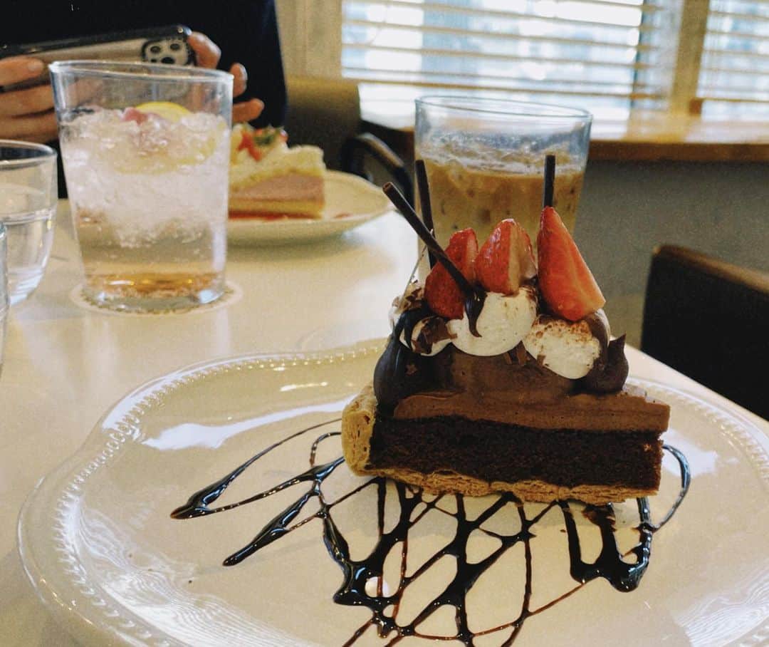 下口ひななさんのインスタグラム写真 - (下口ひななInstagram)「- ̗̀ 🎂 ̖́- ⁡ ⁡ ⁡ ⁡ ⁡ ⁡ チョコレート！！！ ⁡ 私はケーキの中でタルト系ケーキが好きです ⁡ いちごタルトがいちばん美味しい🍓🥛 ⁡ #ケーキ #美味しい  #向かいはだーれだ」4月6日 21時00分 - shimoguchi__177