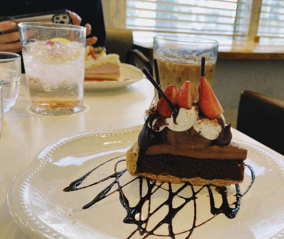 下口ひななのインスタグラム：「- ̗̀ 🎂 ̖́- ⁡ ⁡ ⁡ ⁡ ⁡ ⁡ チョコレート！！！ ⁡ 私はケーキの中でタルト系ケーキが好きです ⁡ いちごタルトがいちばん美味しい🍓🥛 ⁡ #ケーキ #美味しい  #向かいはだーれだ」