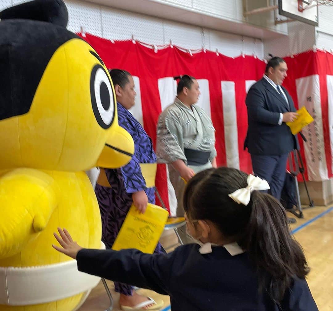 日本相撲協会さんのインスタグラム写真 - (日本相撲協会Instagram)「墨田区 小学校新1年生へ  入学おめでとう。 そんな気持ちを込めて、両国国技館がある墨田区の小学校新1年生に、ひよの山が描かれたオリジナルランドセルカバー1800枚をプレゼントしました。  2020年から始まったこの事業。 4年目にして初めて、直接届けることができました。 参加した親方と力士(とひよの山ファミリー)はこのメンバーです！  友綱親方、旭丸、旭水野、ひよの山 押尾川親方、風賢央、天風、赤鷲 君ヶ濱親方、北勝泉、北勝里、すもも 時津風親方、土佐清水、瀬戸豊、あんこ山  @sumokyokai #sumo #相撲 #東京 #墨田区 #小学校 #ランドセル #入学 #4月 #プレゼント」4月6日 21時01分 - sumokyokai