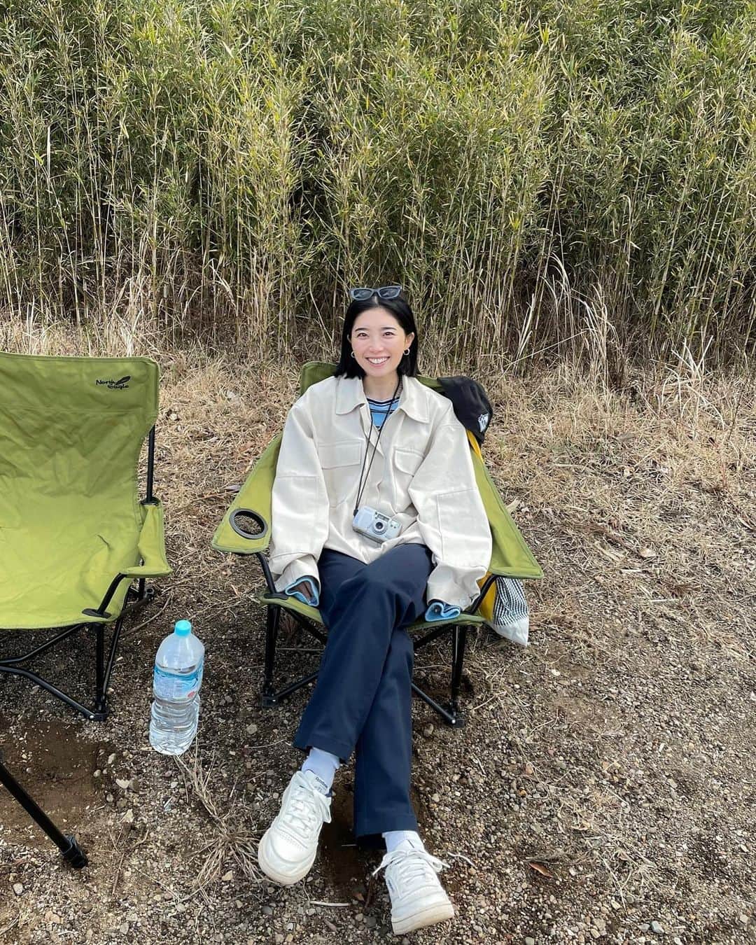 yuikoのインスタグラム：「お気に入りの湖畔でゆっくり過ごせたこの間の休日🌳 アウターはお気に入りのOJ coverall jk インナーで着てるトップスは今日の新作だよ🫐 やりすぎないUネックの空きが下着も気にしないで着れて嬉しい○ @suwdee_official  #suwdee#suwdee」