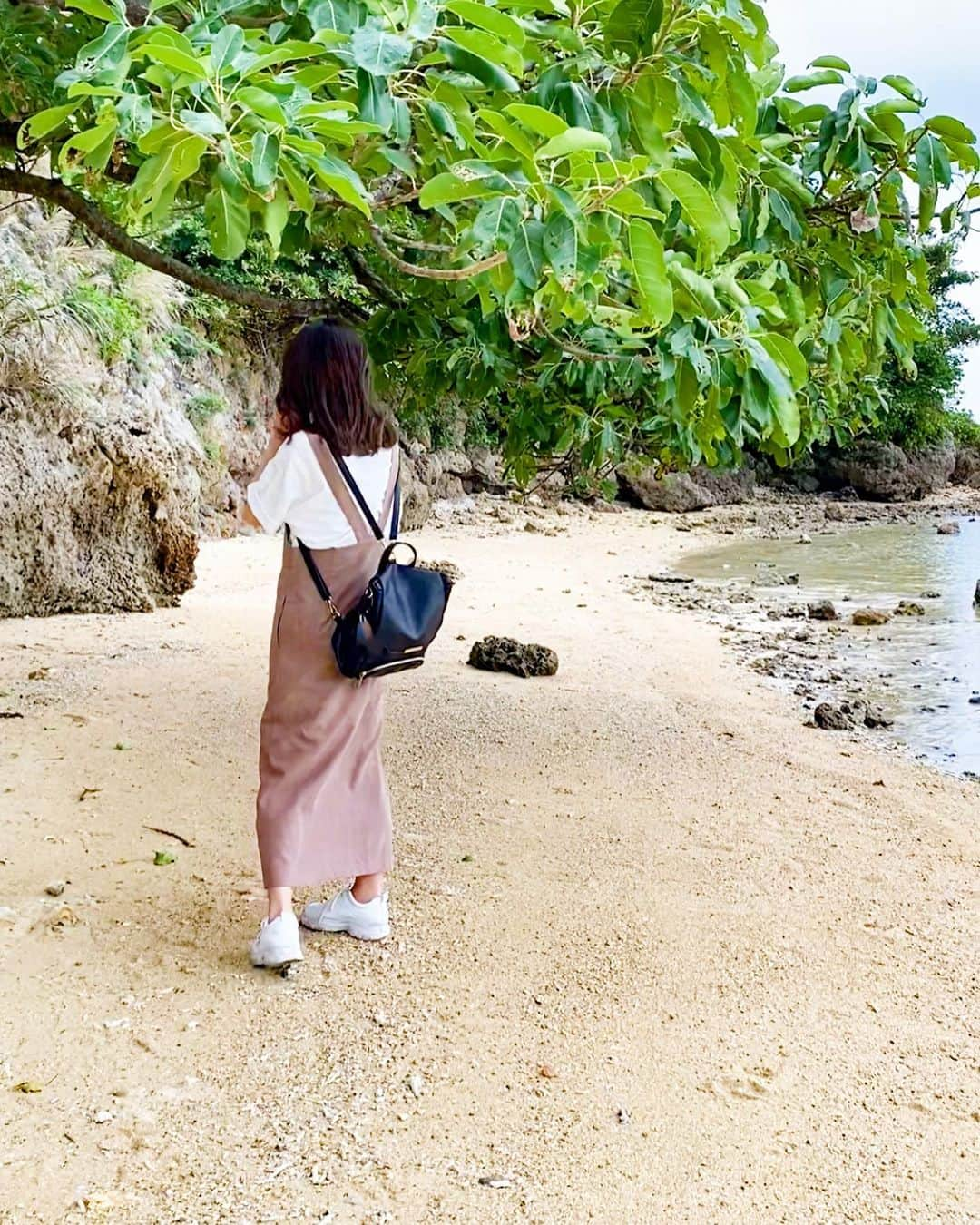 しほこのインスタグラム：「❤︎* ⁡ ⁡ 浜辺の茶屋☕️の 目の前の海でお散歩🌈 ⁡ ヤドカリたくさんいた🐚 ⁡ ⁡ #新婚旅行 #新婚 #ハネムーン #honeymoon #沖縄 #沖縄旅行 #沖縄観光 #okinawa #旅行 #浜辺の茶屋 #カフェ #沖縄カフェ #絶景カフェ #テラス席のあるカフェ #モーニング #海カフェ #絶景 #cafe #シフォンケーキ #okinawabeach #ビーチ #ビーチ撮影 #ガーデン #garden #beach #20221117」