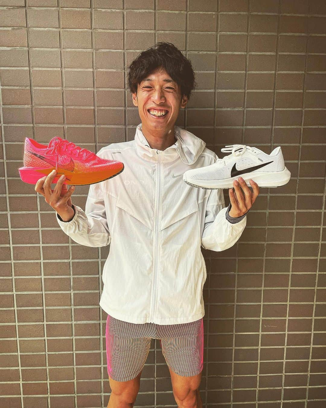 伊藤達彦のインスタグラム：「NIKE新シューズ👟  ・Vaporfly Next% 3(ピンク) ・Air Zoom Pegasus40(ホワイト)  【Vaporfly Next% 3】 反発力があるのはもちろんですが、2よりもクッション性が増し、足にフィットしている感覚があるので走りやすいです！  【Air Zoom Pegasus 40】 安定感があり、反発もしっかりあるので、軽いジョグでもロングジョグでも使えます！  皆さんもぜひ👍  #nike  #vaporflynext3  #airzoompegasus40  #ランニングシューズ  #ナイキ」